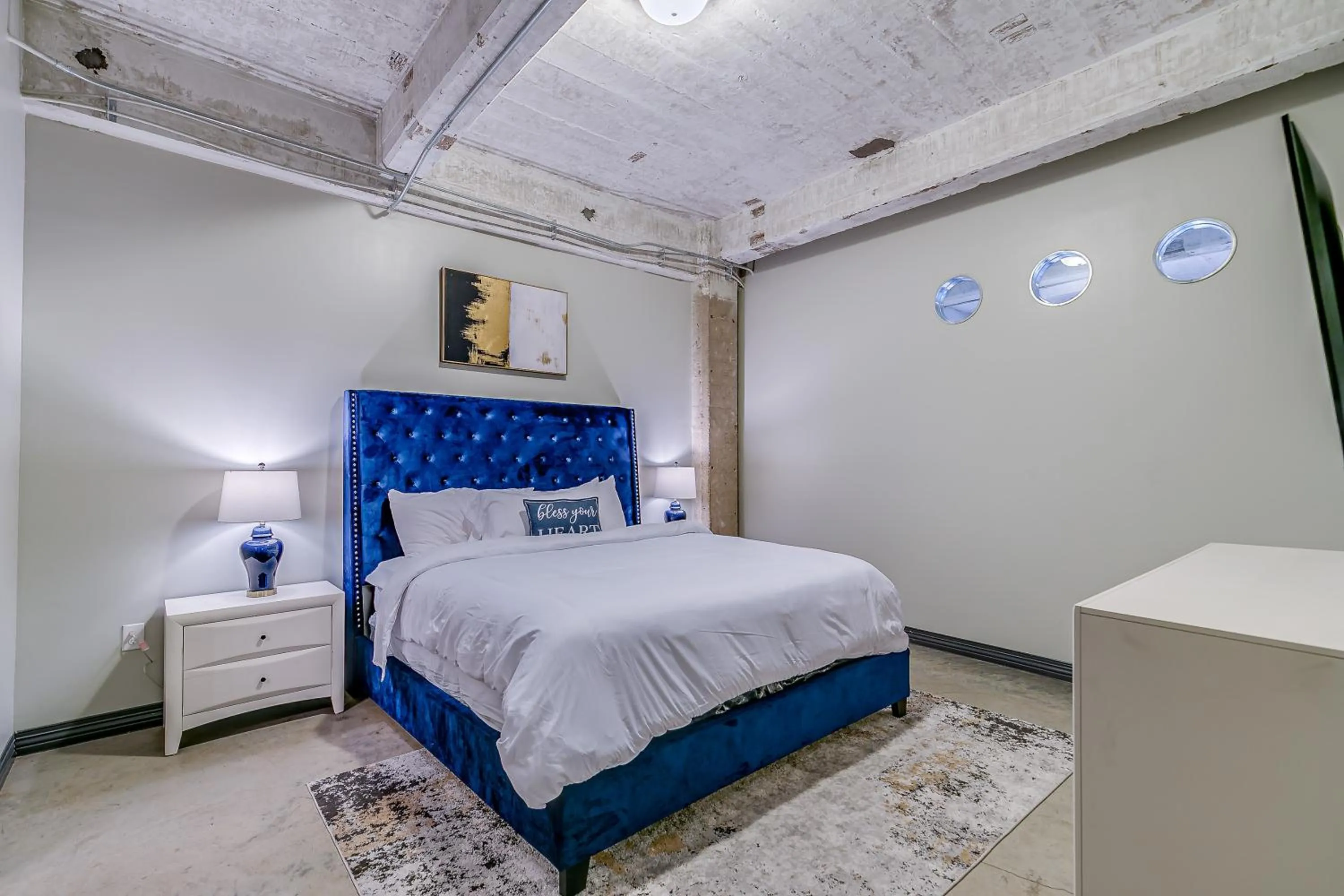 Bed in Luxury Downtown Dallas Stay by Amyfinehouse