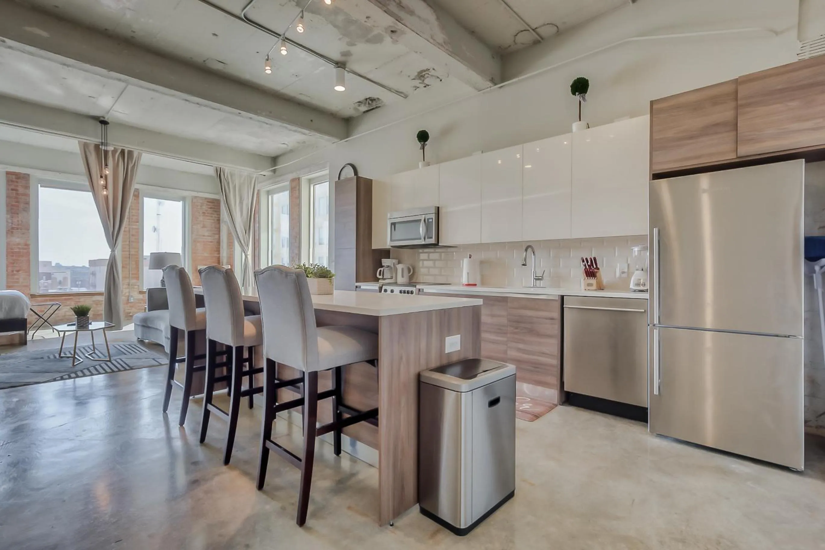 Kitchen or kitchenette in Luxury Downtown Dallas Stay by Amyfinehouse