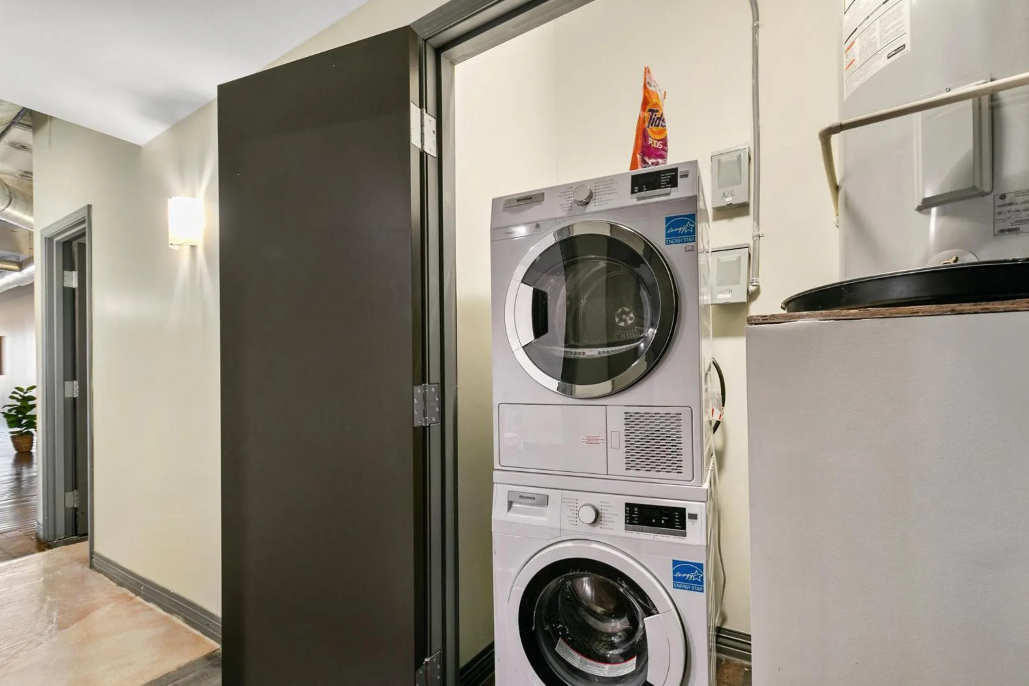 washing machine in Luxury Downtown Dallas Stay by Amyfinehouse