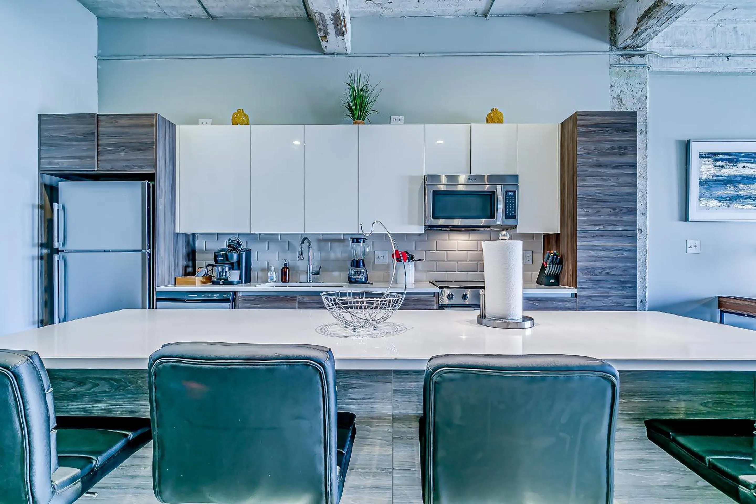 Kitchen or kitchenette in Luxury Downtown Dallas Stay by Amyfinehouse