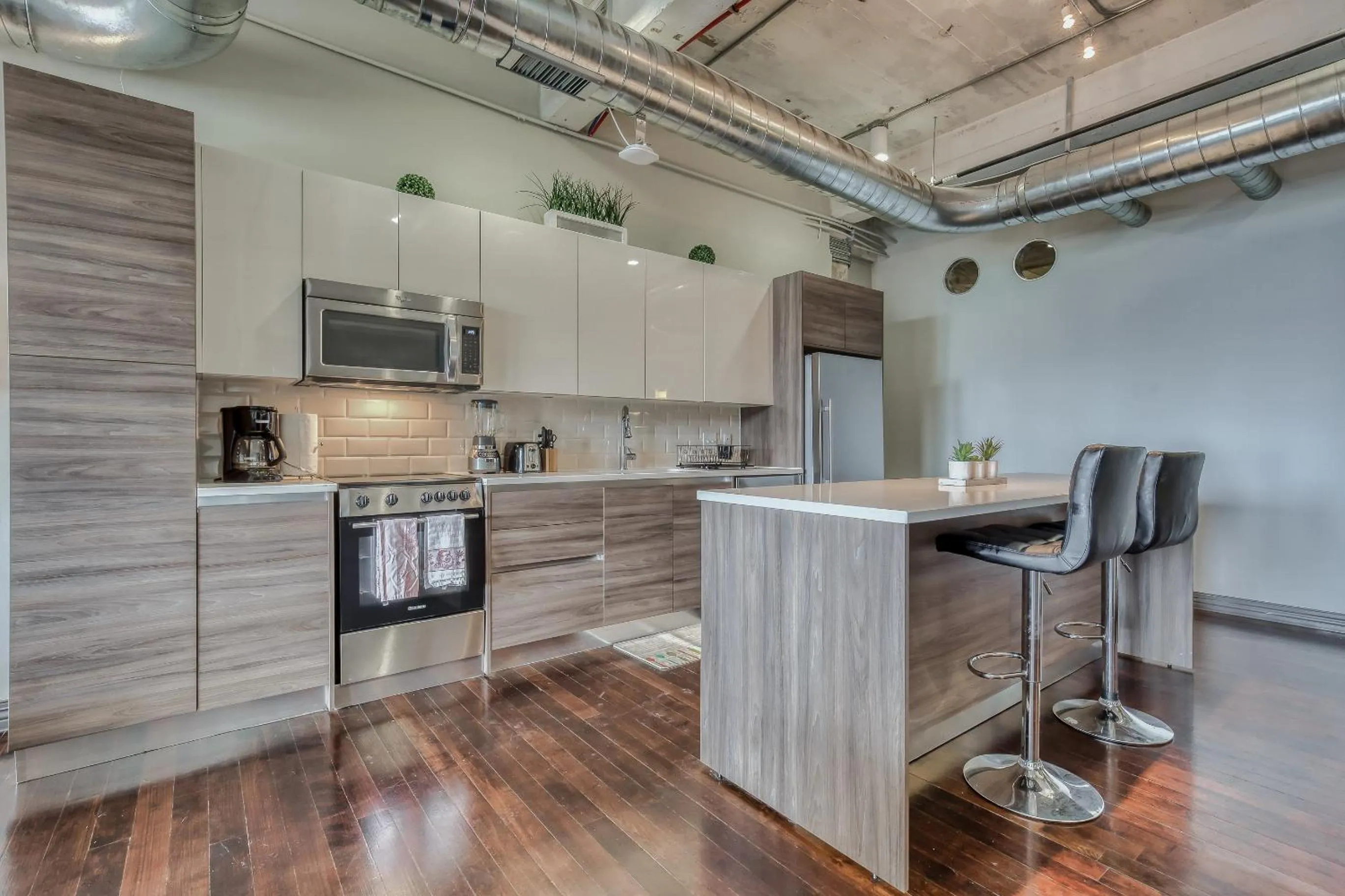 Kitchen or kitchenette in Luxury Downtown Dallas Stay by Amyfinehouse