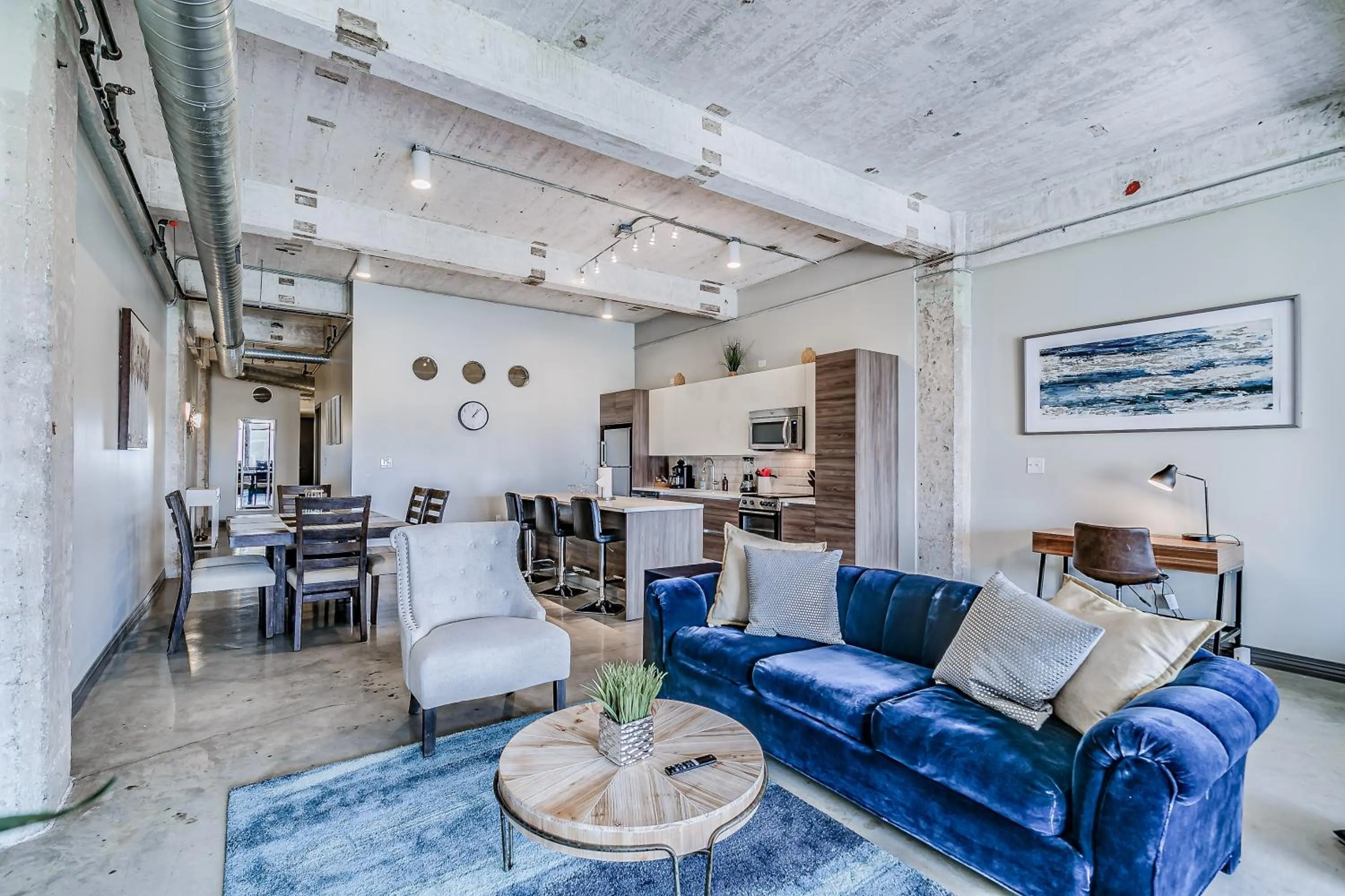 Kitchen or kitchenette in Luxury Downtown Dallas Stay by Amyfinehouse