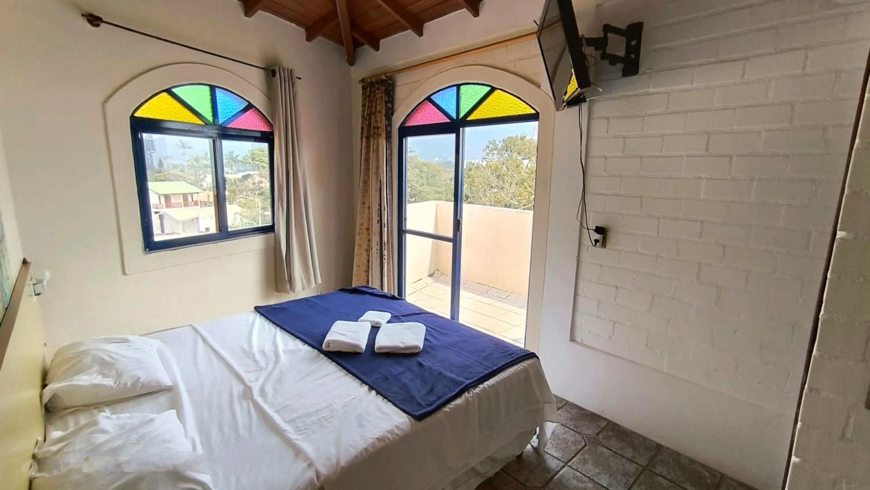 Photo of the whole room, Bed in Pousada Maré de Lua