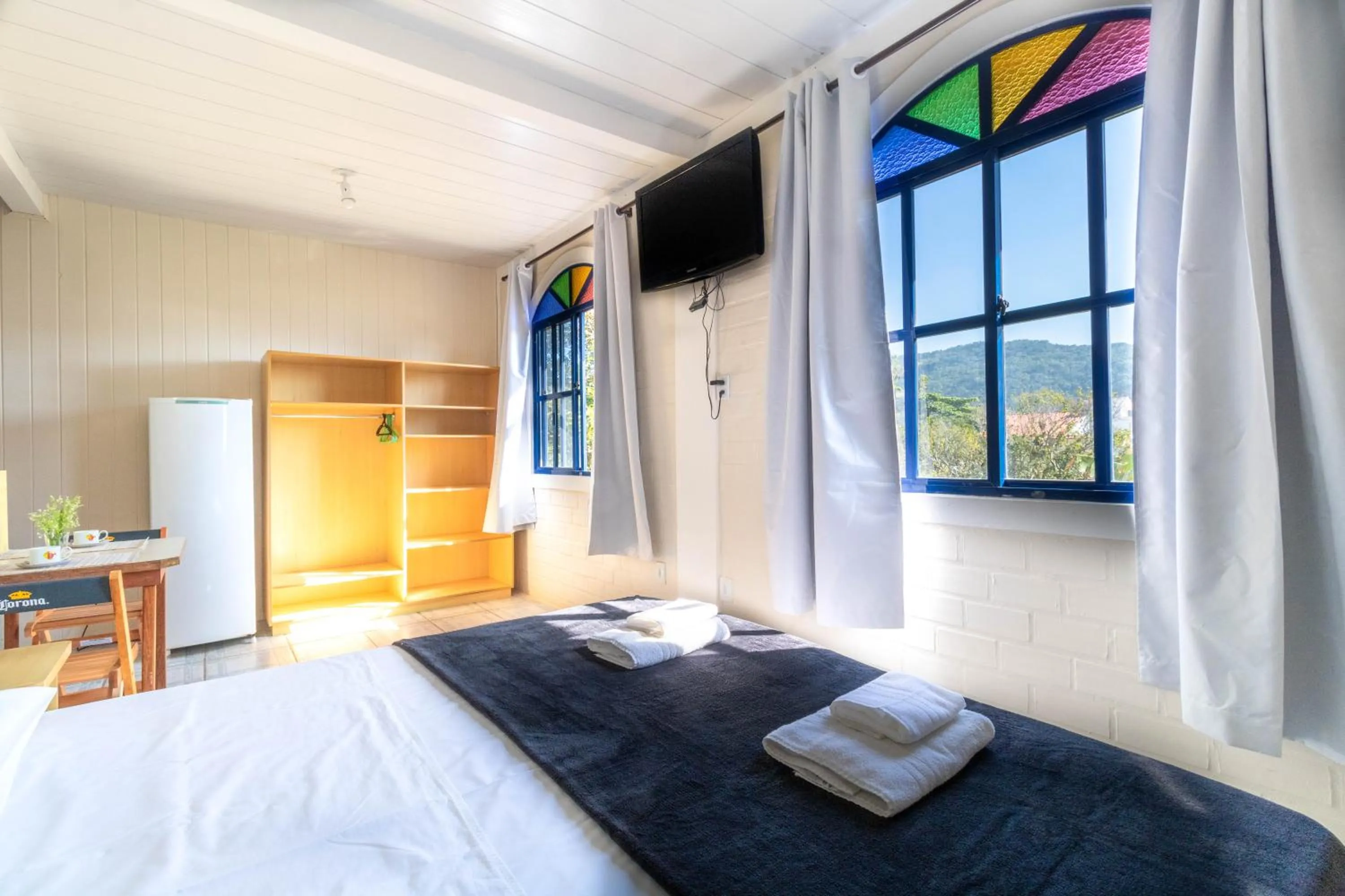 Photo of the whole room, Bed in Pousada Maré de Lua