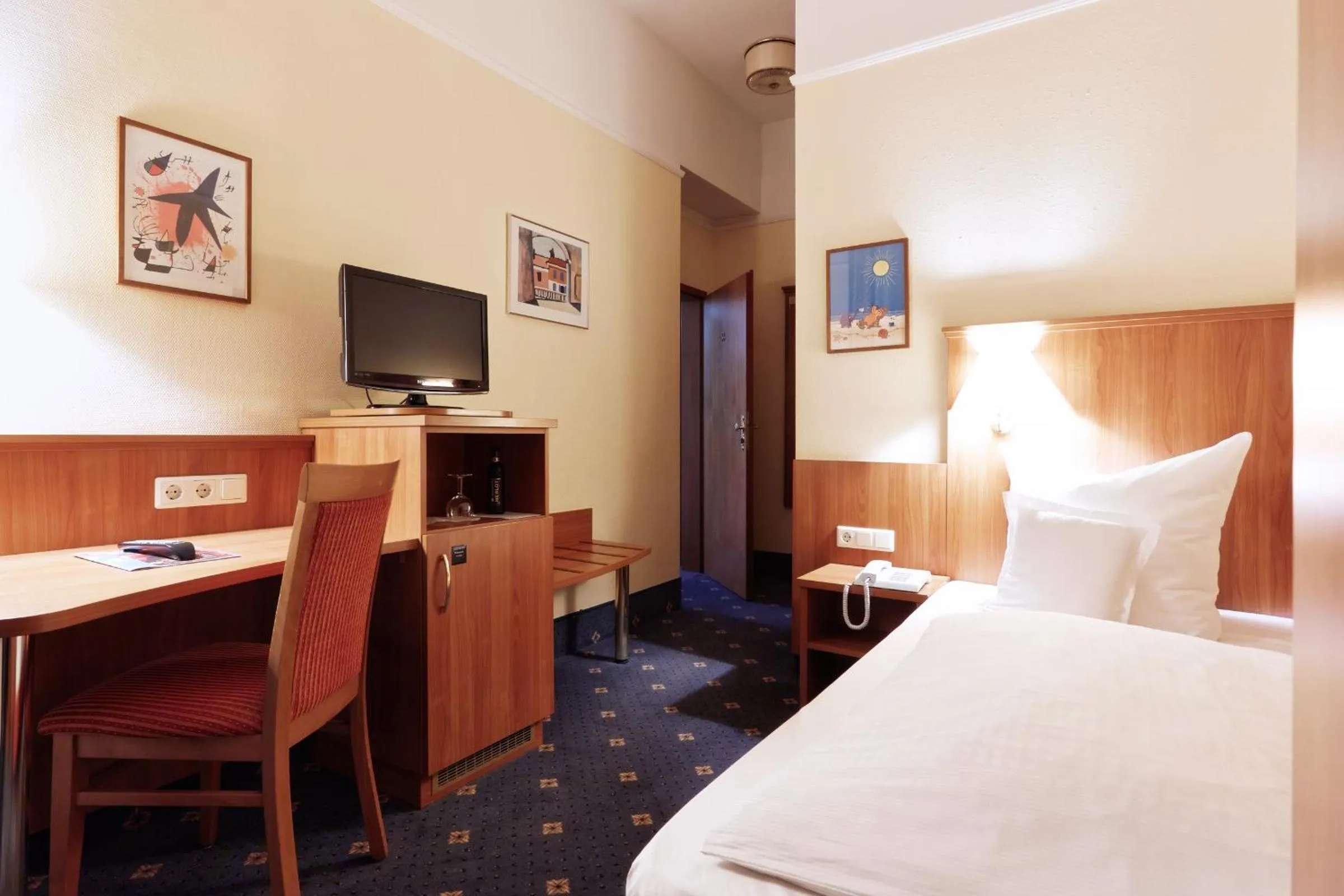 Photo of the whole room, Bed in Doria