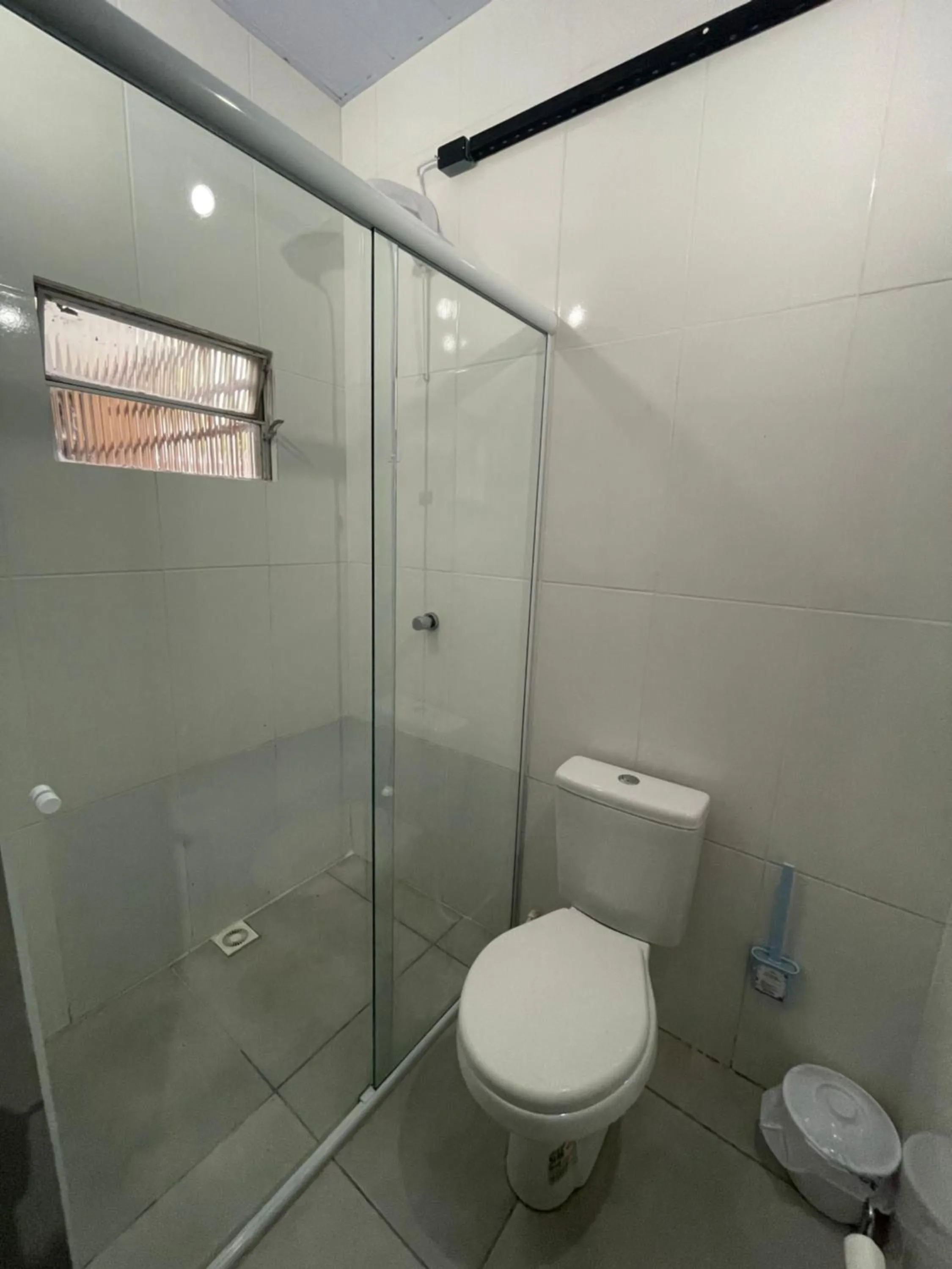 Shower in Esquina 8 Suítes Confort & Hostel