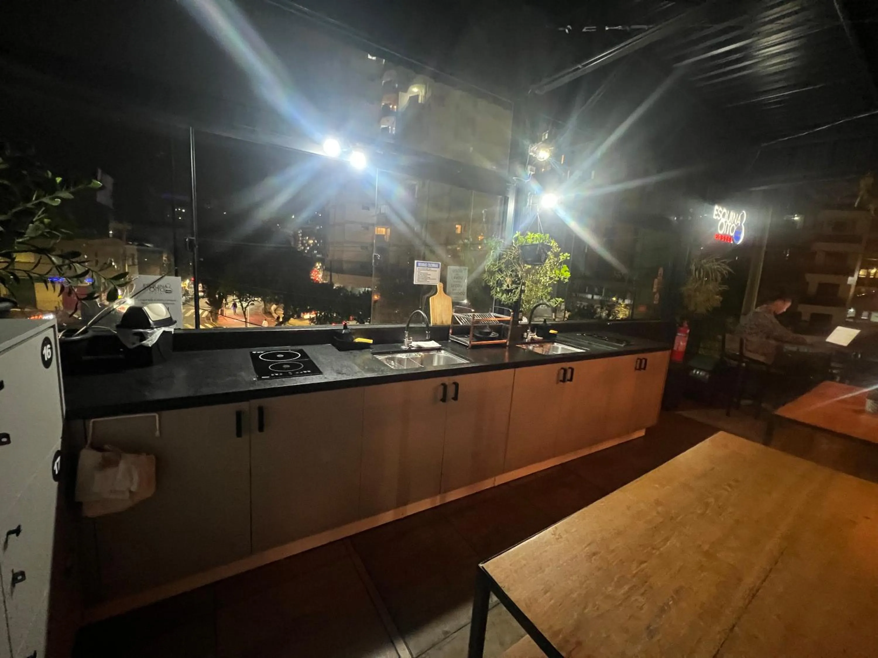 Night in Esquina 8 Suítes Confort & Hostel