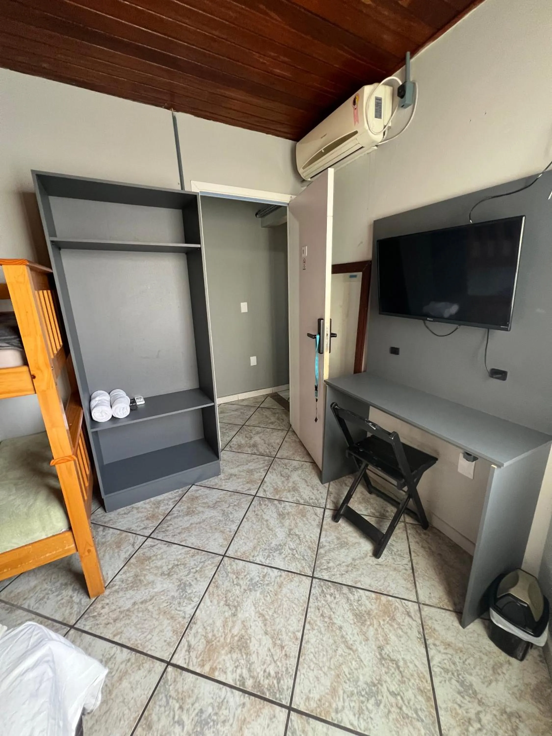 TV and multimedia, Bed in Esquina 8 Suítes Confort & Hostel