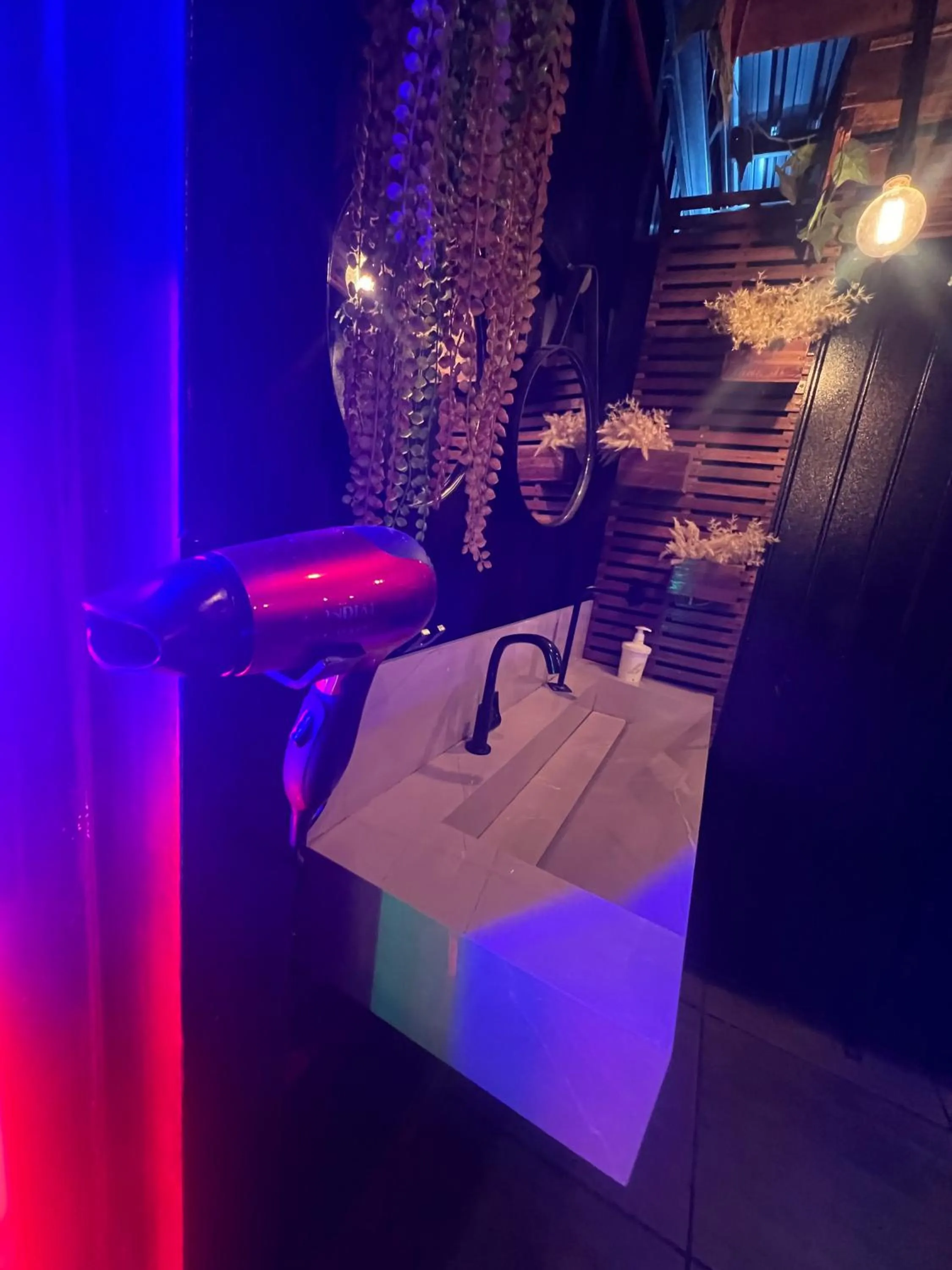 hair dryier in Esquina 8 Suítes Confort & Hostel