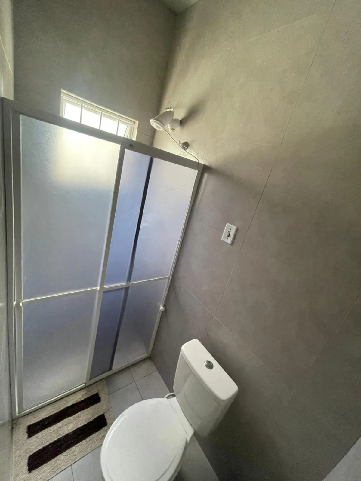 Shower in Esquina 8 Suítes Confort & Hostel