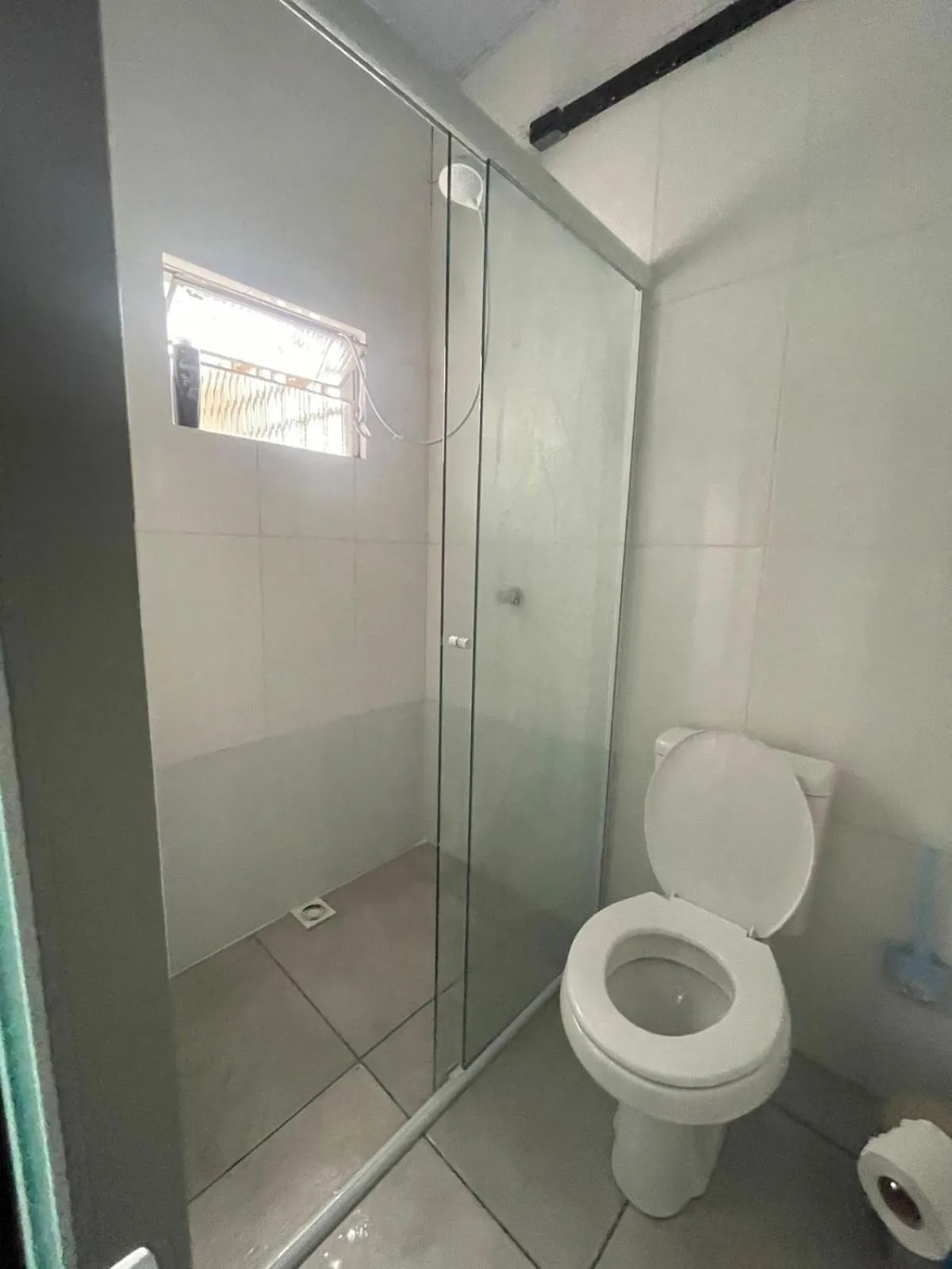 Shower in Esquina 8 Suítes Confort & Hostel