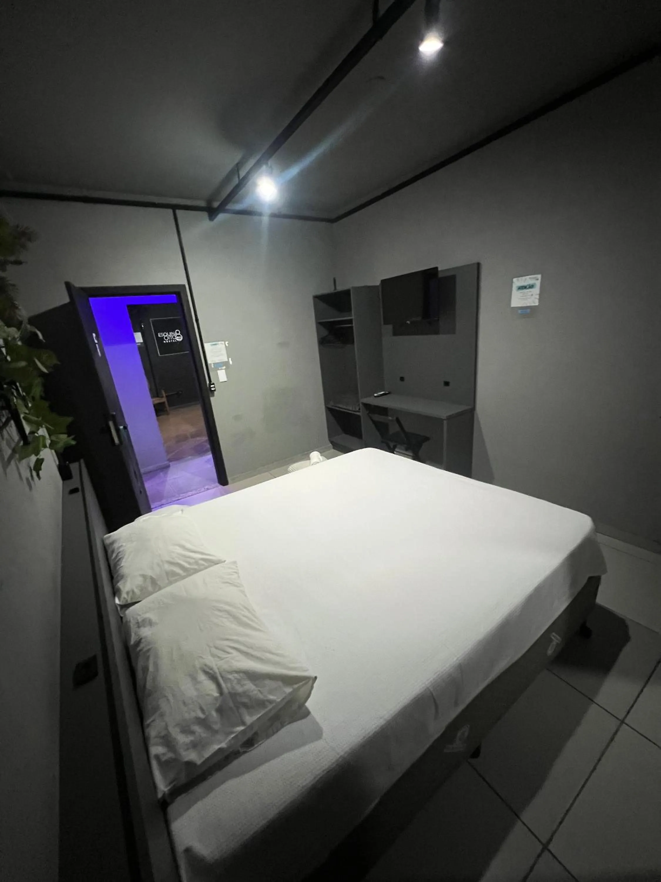 TV and multimedia, Bed in Esquina 8 Suítes Confort & Hostel