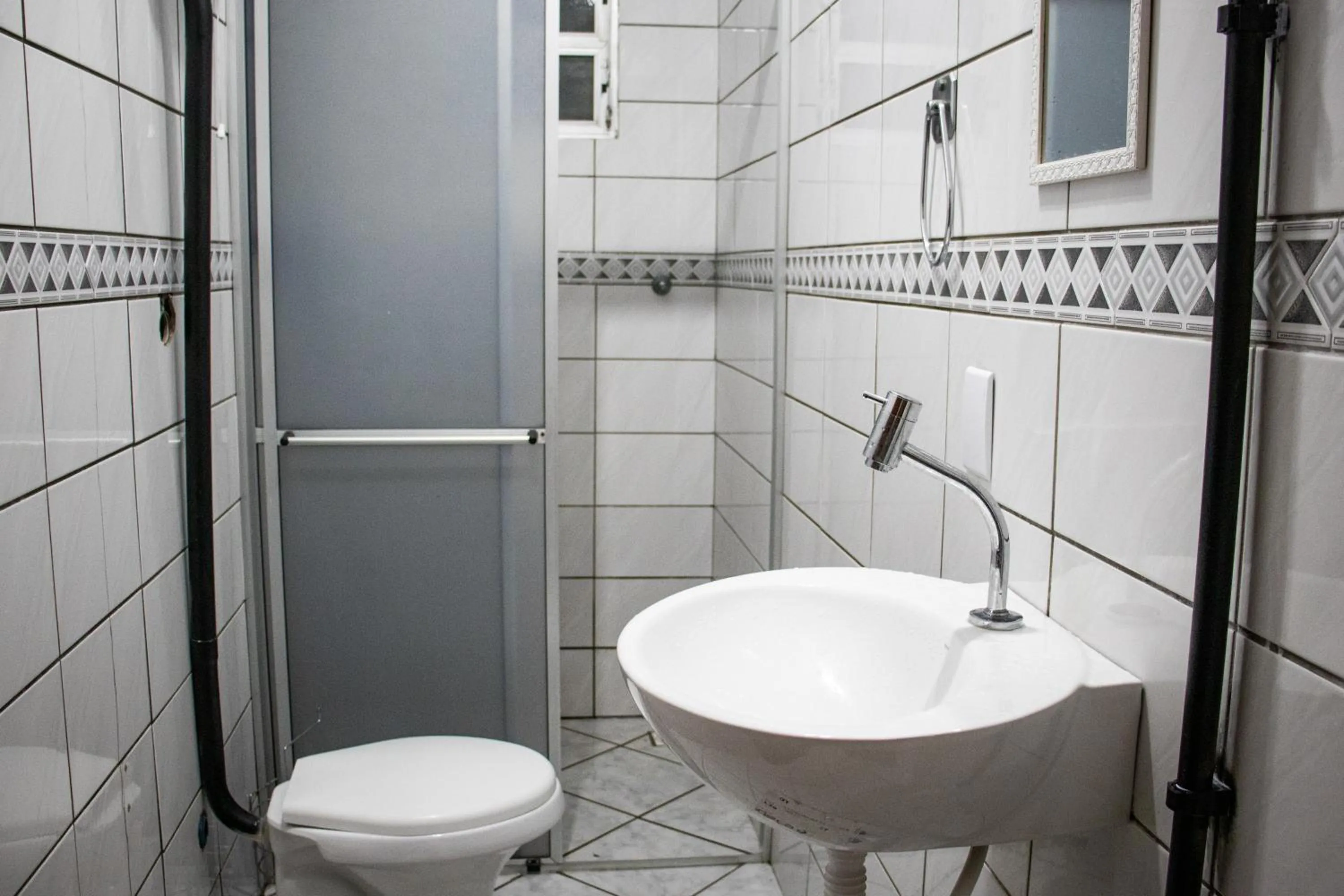 Shower in Esquina 8 Suítes Confort & Hostel