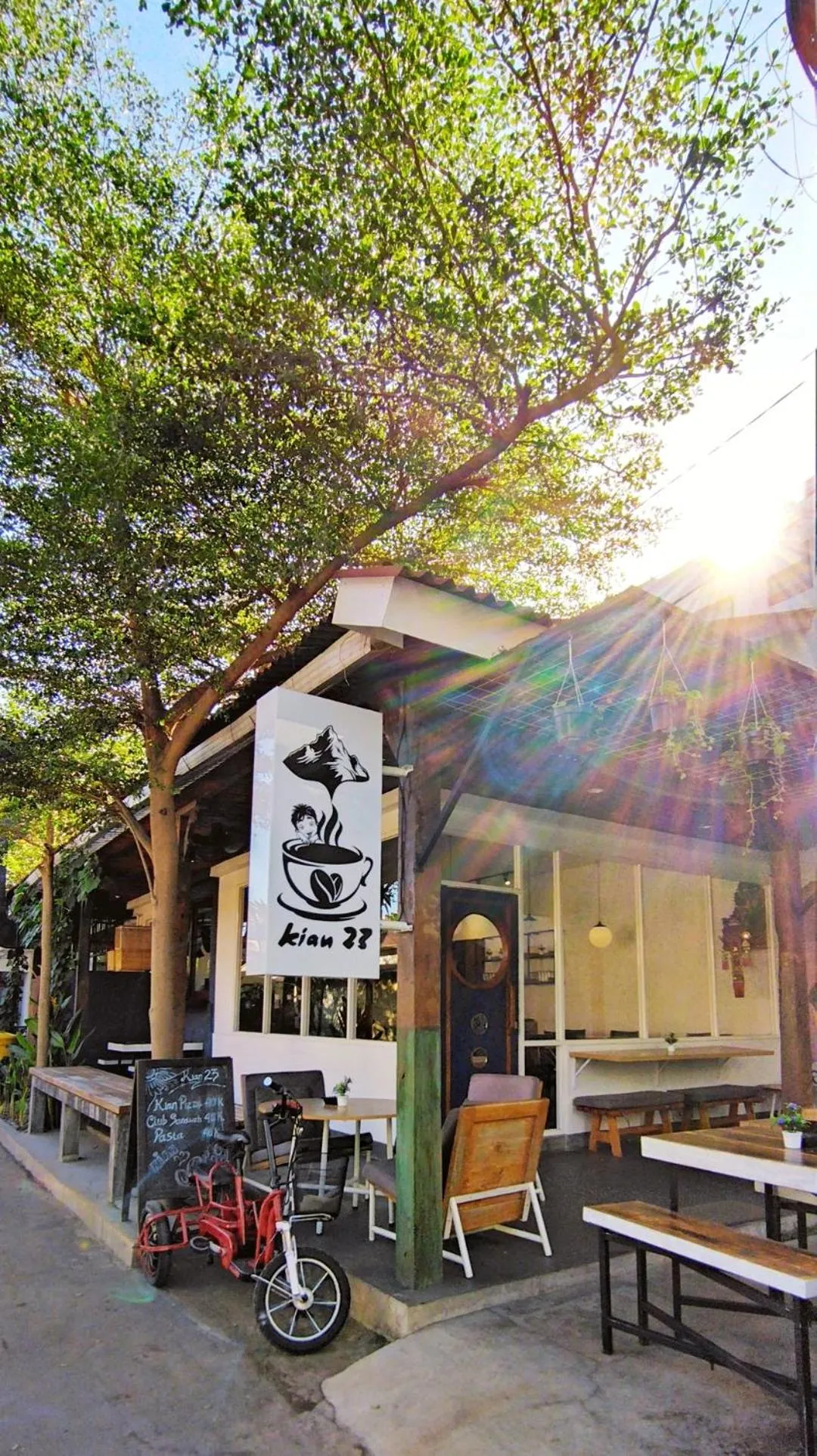 Restaurant/places to eat in Hotel and Villa B52 Gili Air