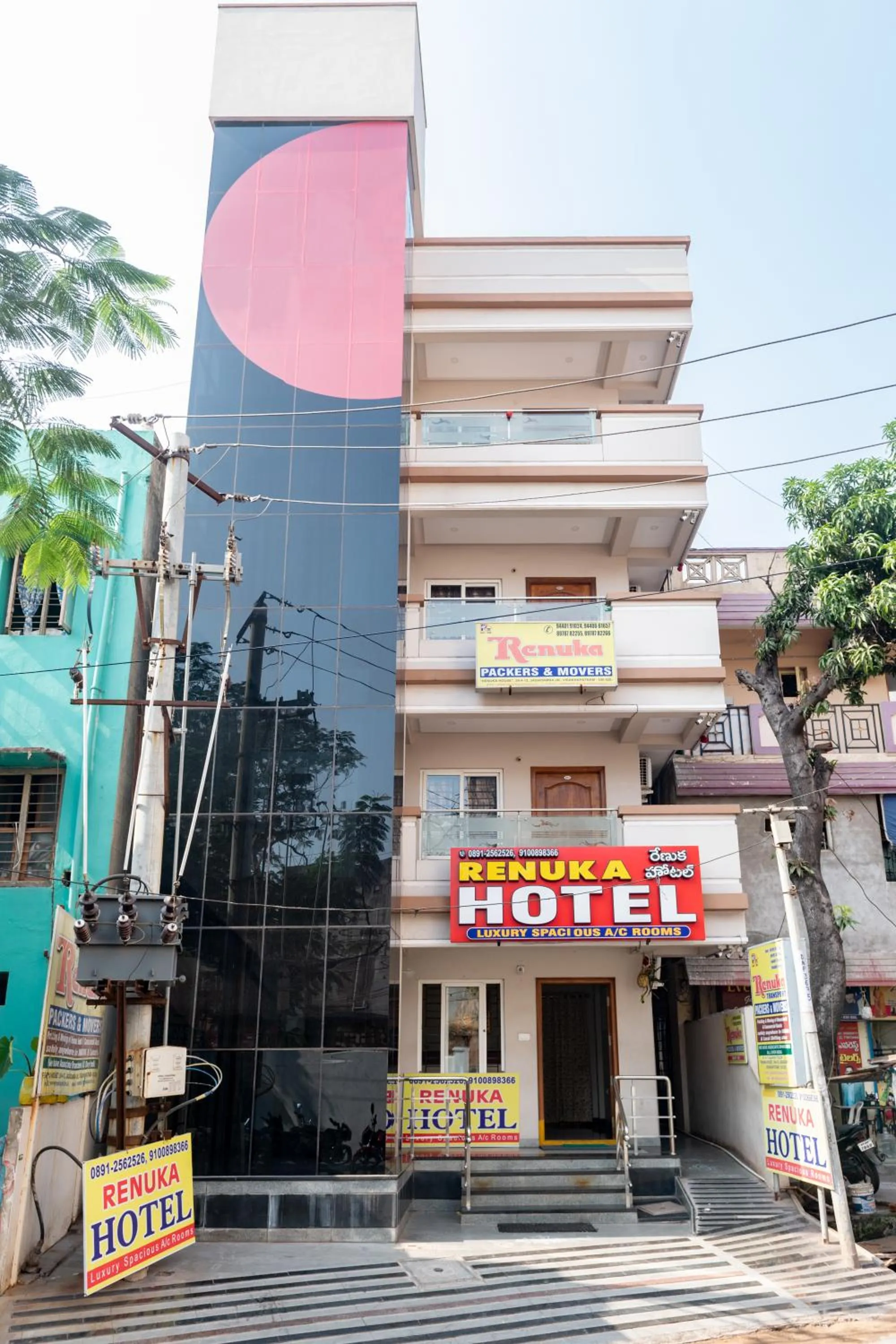 Facade/entrance in Hotel Renuka