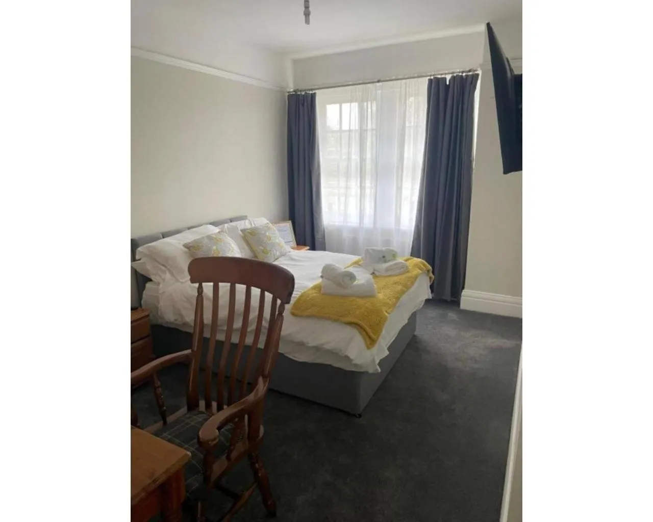 Bathroom, Bed in The Red Lion Hotel