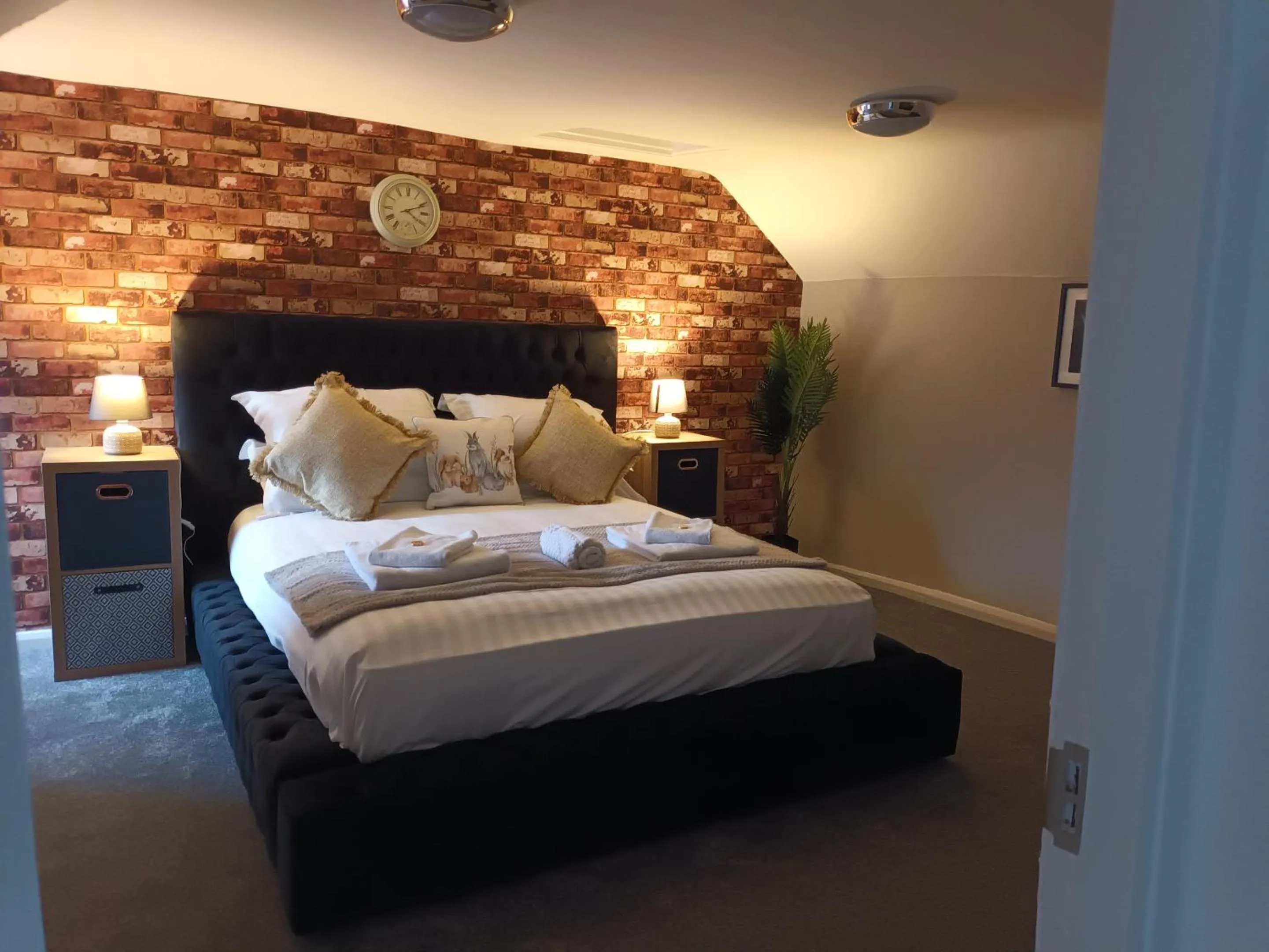 Bedroom, Bed in The City Hotel