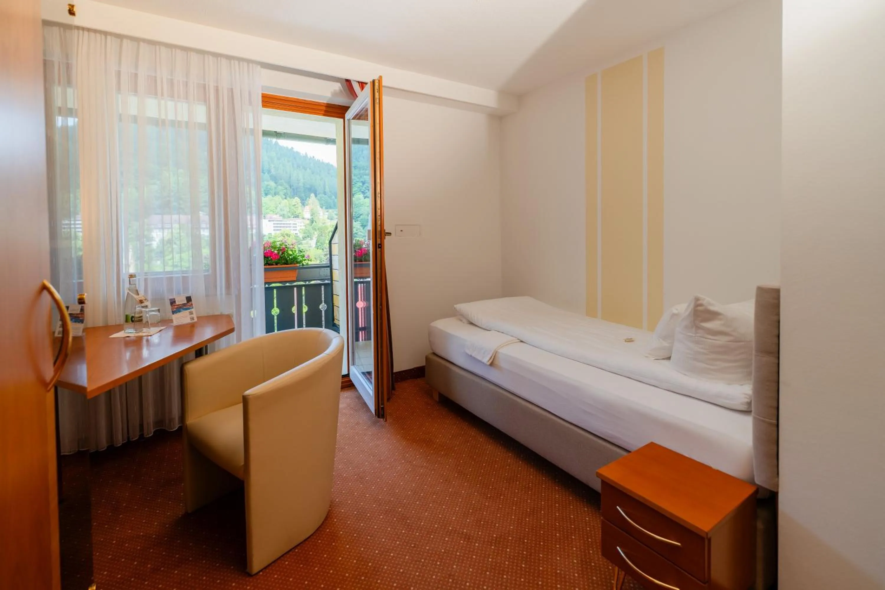 Photo of the whole room, Bed in Wellnesshotel Rothfuß mit Spa und 2 Schwimmbädern