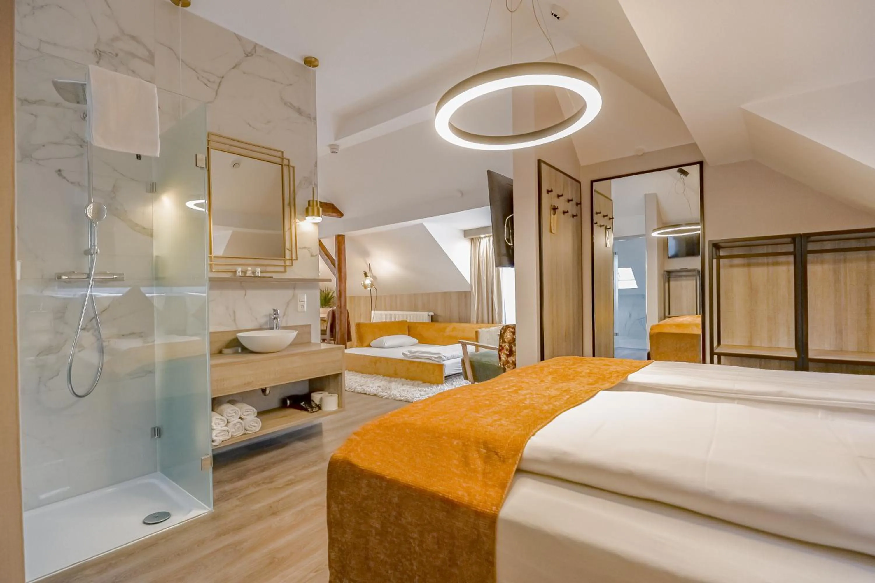 Shower, Bed in Liebig-Hotel