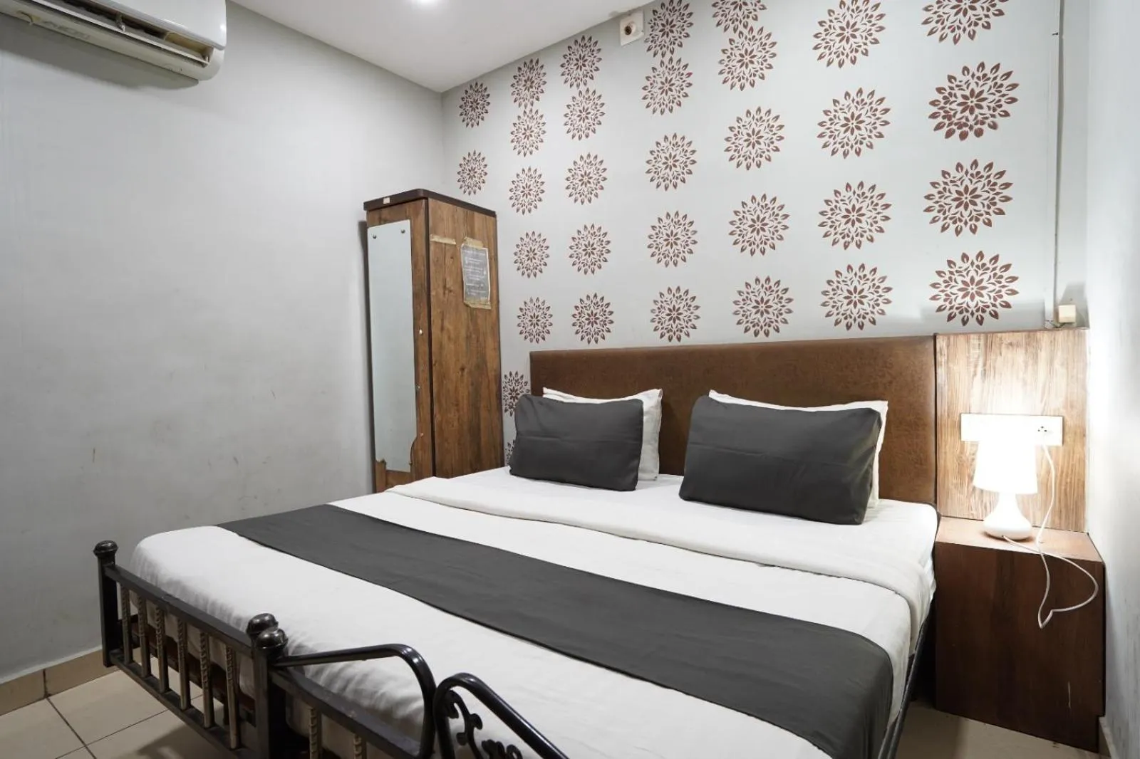 Photo of the whole room, Bed in Hotel Sai Inn, Ahmedabad Airport