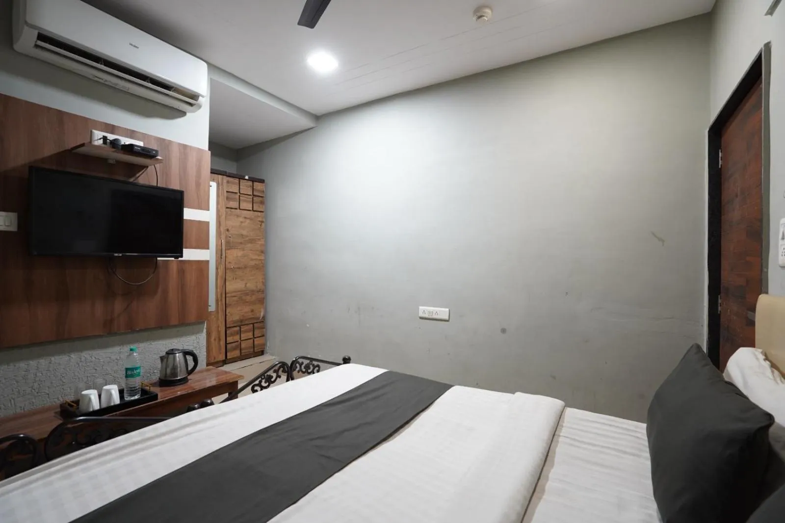 Photo of the whole room, Bed in Hotel Sai Inn, Ahmedabad Airport