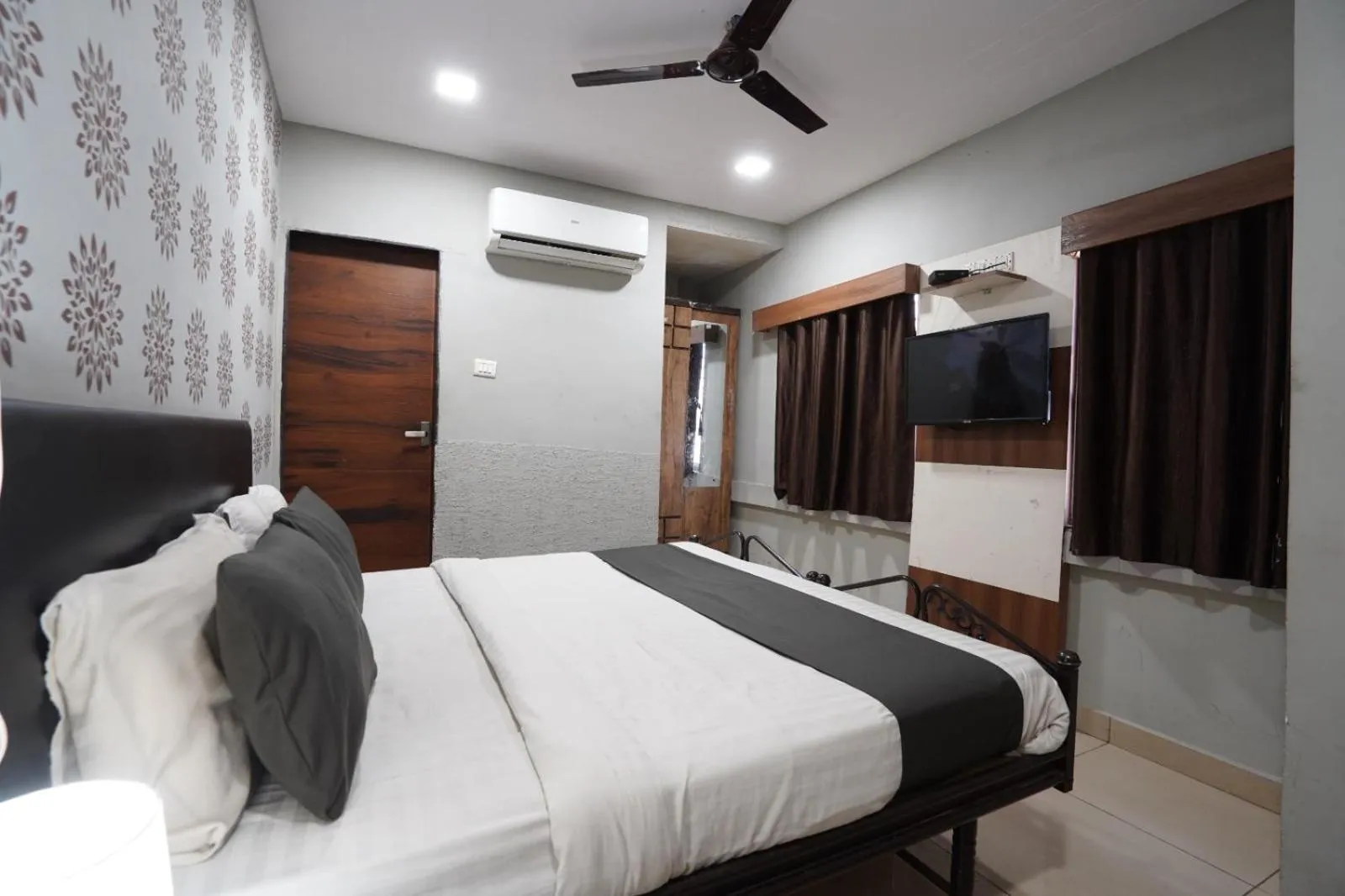 Photo of the whole room, Bed in Hotel Sai Inn, Ahmedabad Airport