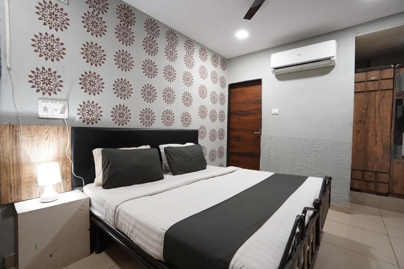 Photo of the whole room, Bed in Hotel Sai Inn, Ahmedabad Airport