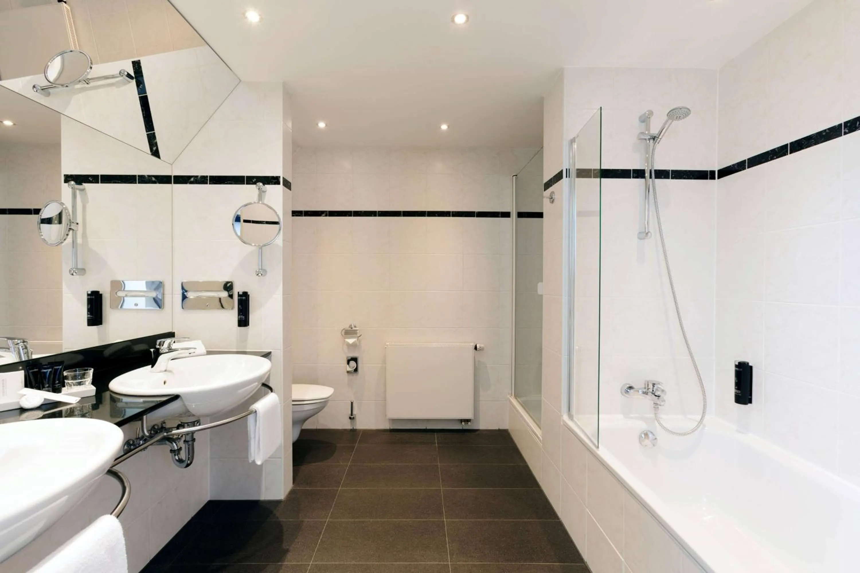 TV and multimedia in Vienna House by Wyndham Thüringer Hof Eisenach