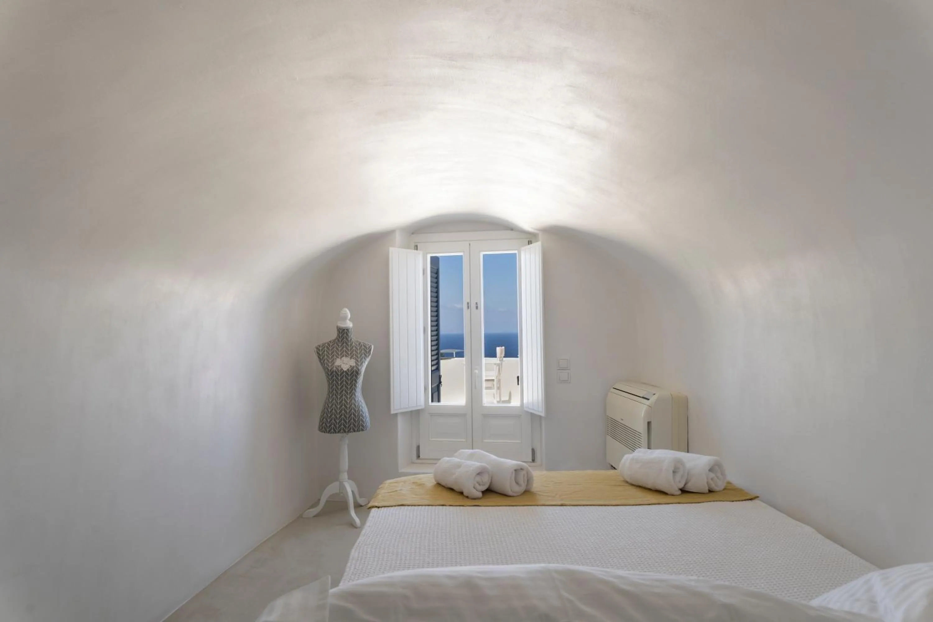 Bedroom, Bed in Oia Mansion