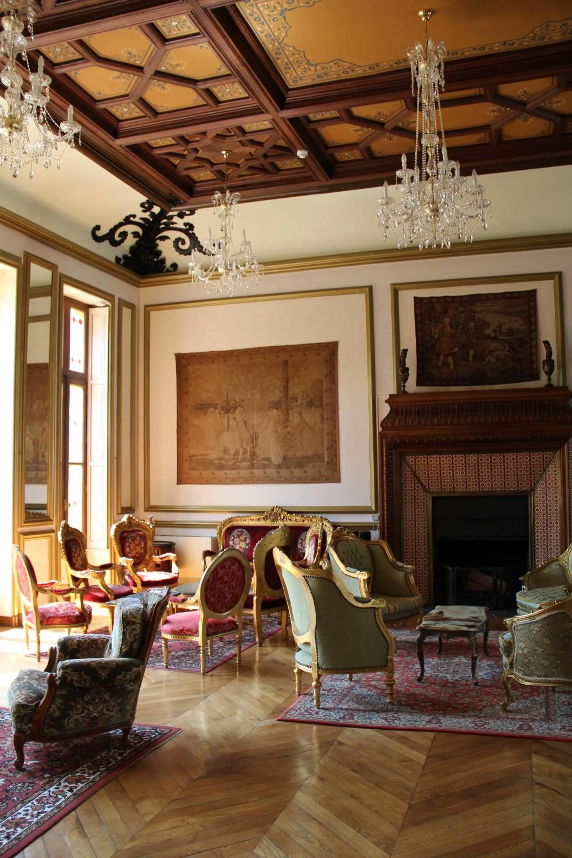 Communal lounge/ TV room in Château de Béguin