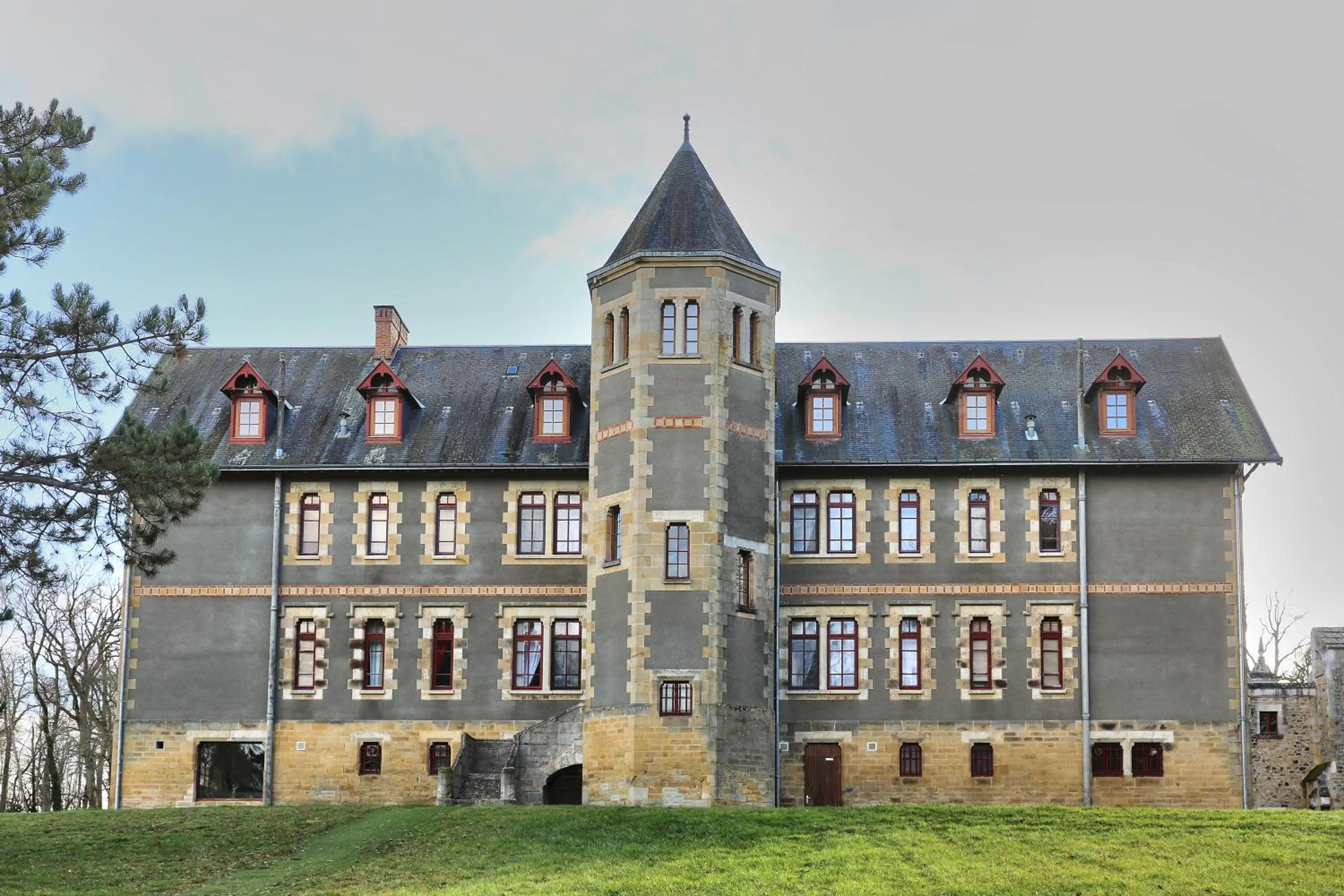 Property building in Château de Béguin