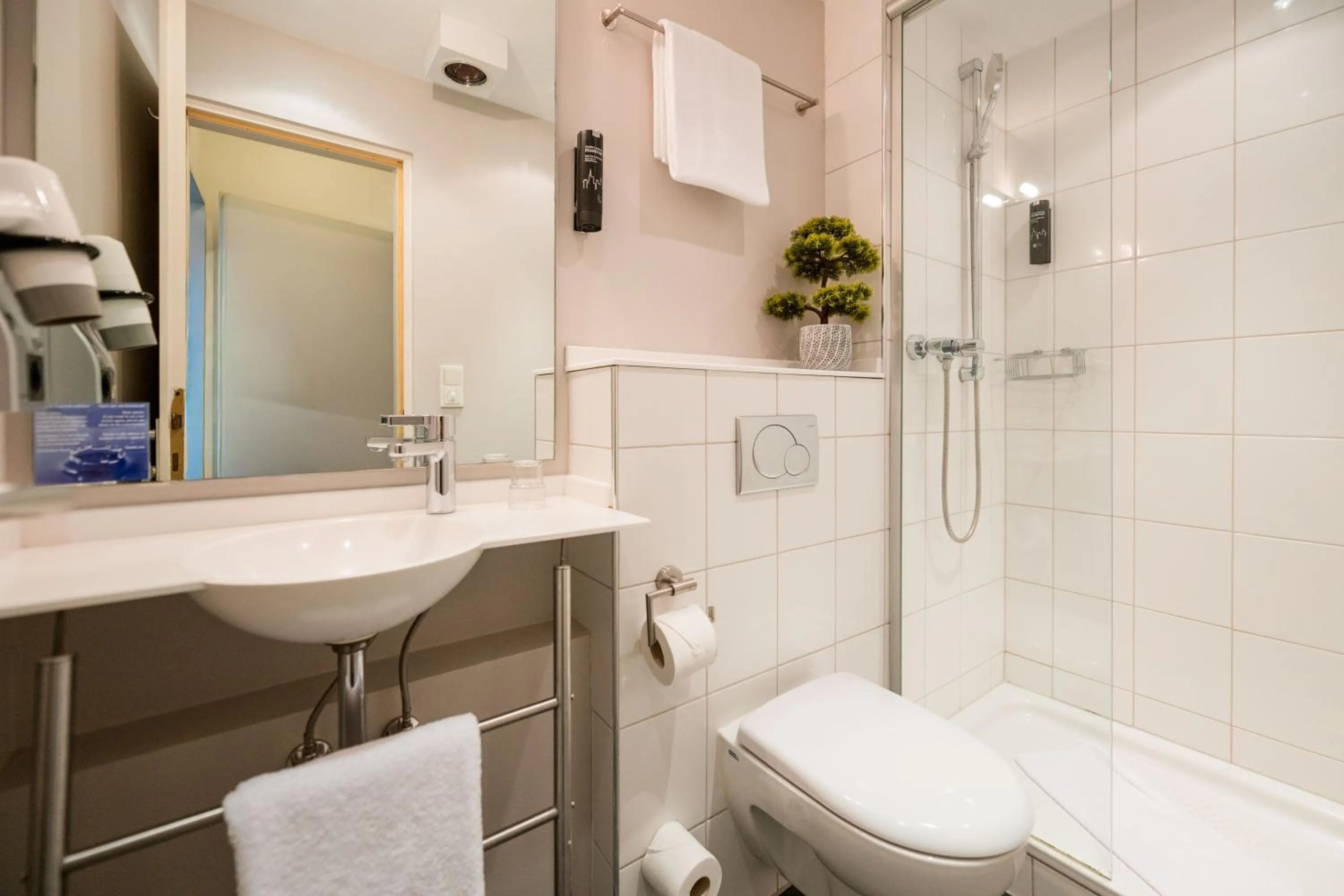 Shower in Hotel Admiral am Zoo