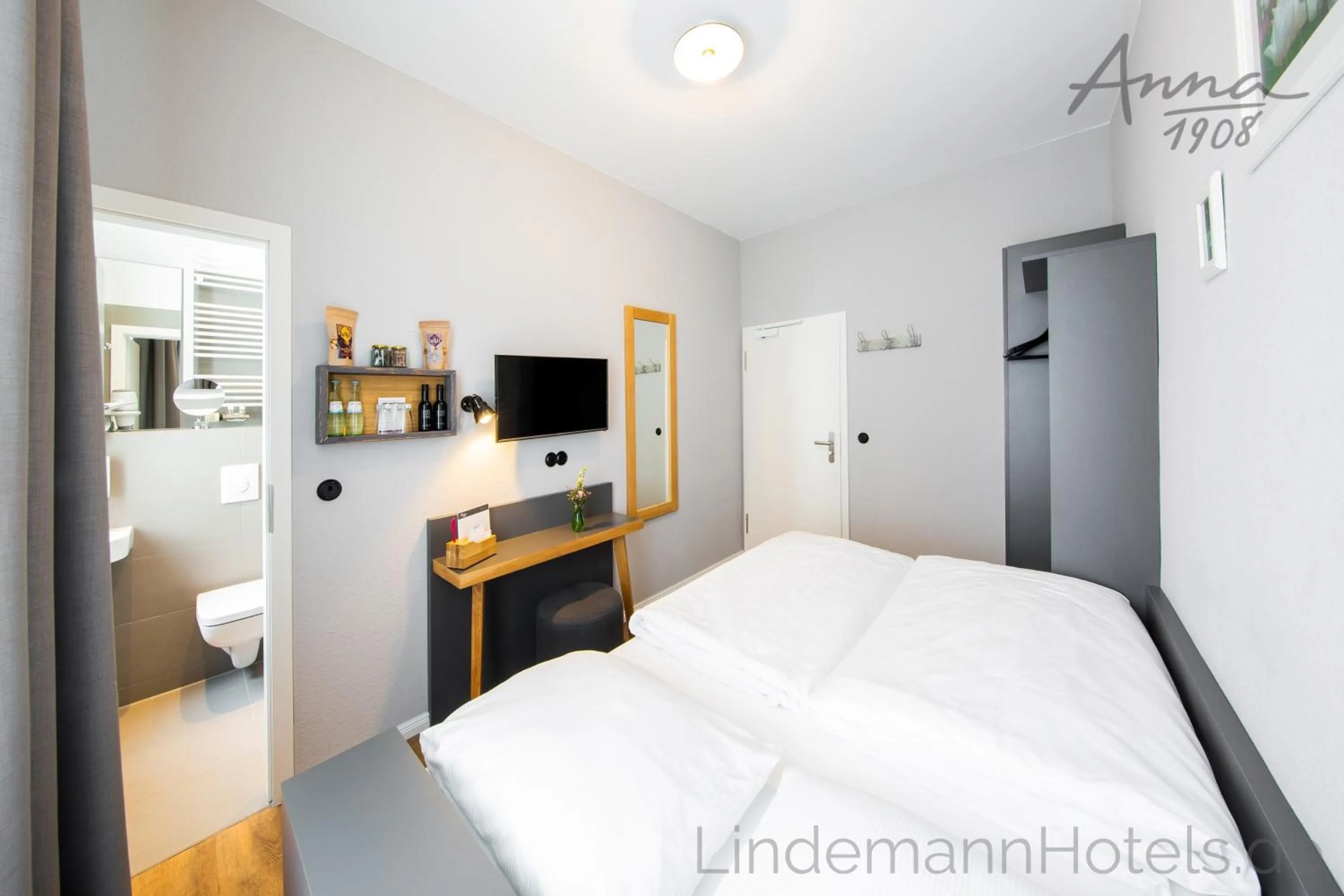 Photo of the whole room, Bed in Anna 1908