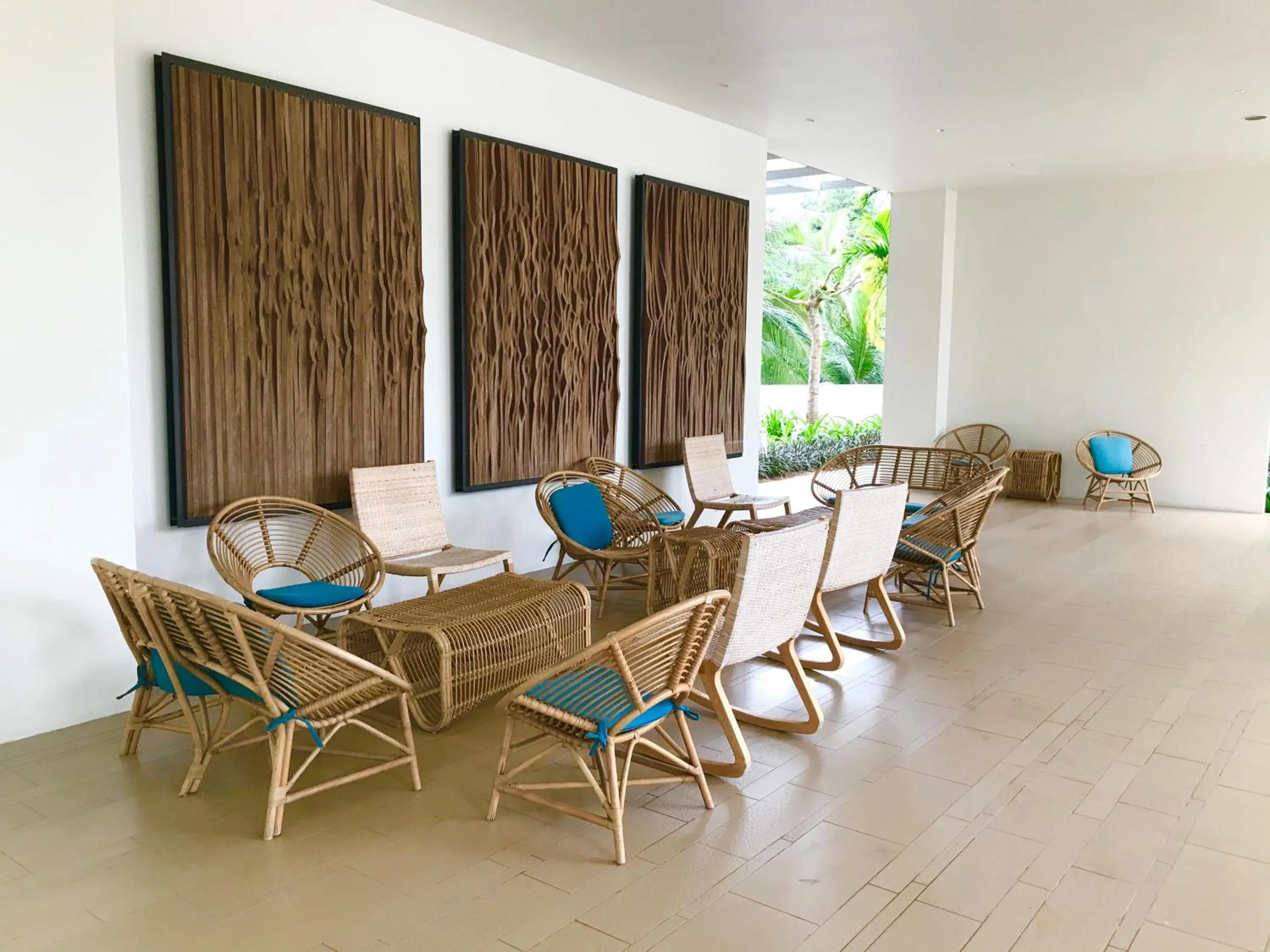 Lounge or bar in By The Beach - Luxury 2 Bedrooms Family Suite