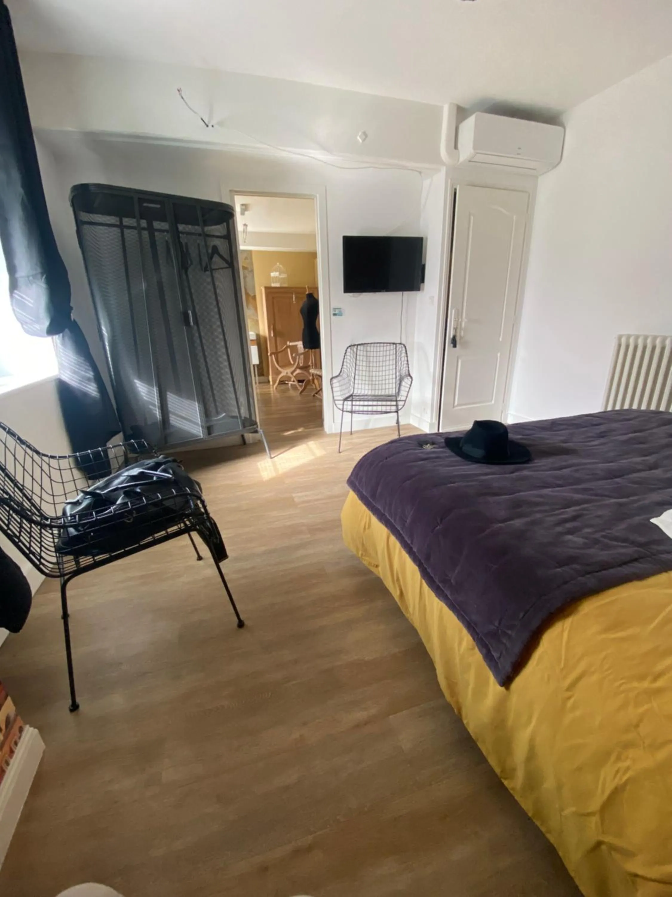 Bathroom, Bed in Suite en Terrasse à Cognac