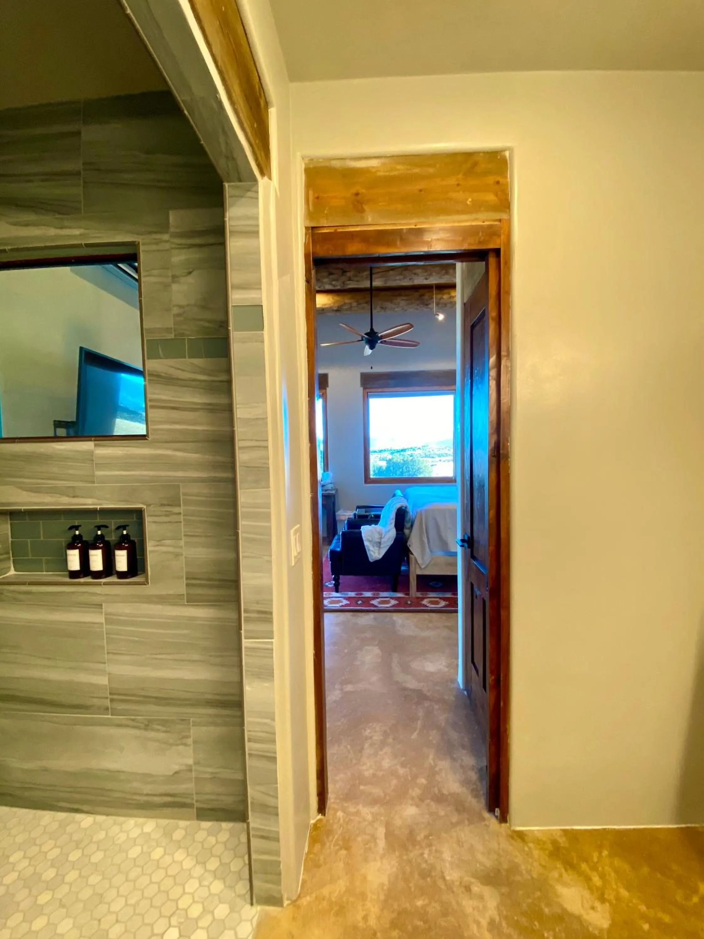 Shower, Bed in The Grand Hacienda Inn with Breakfast