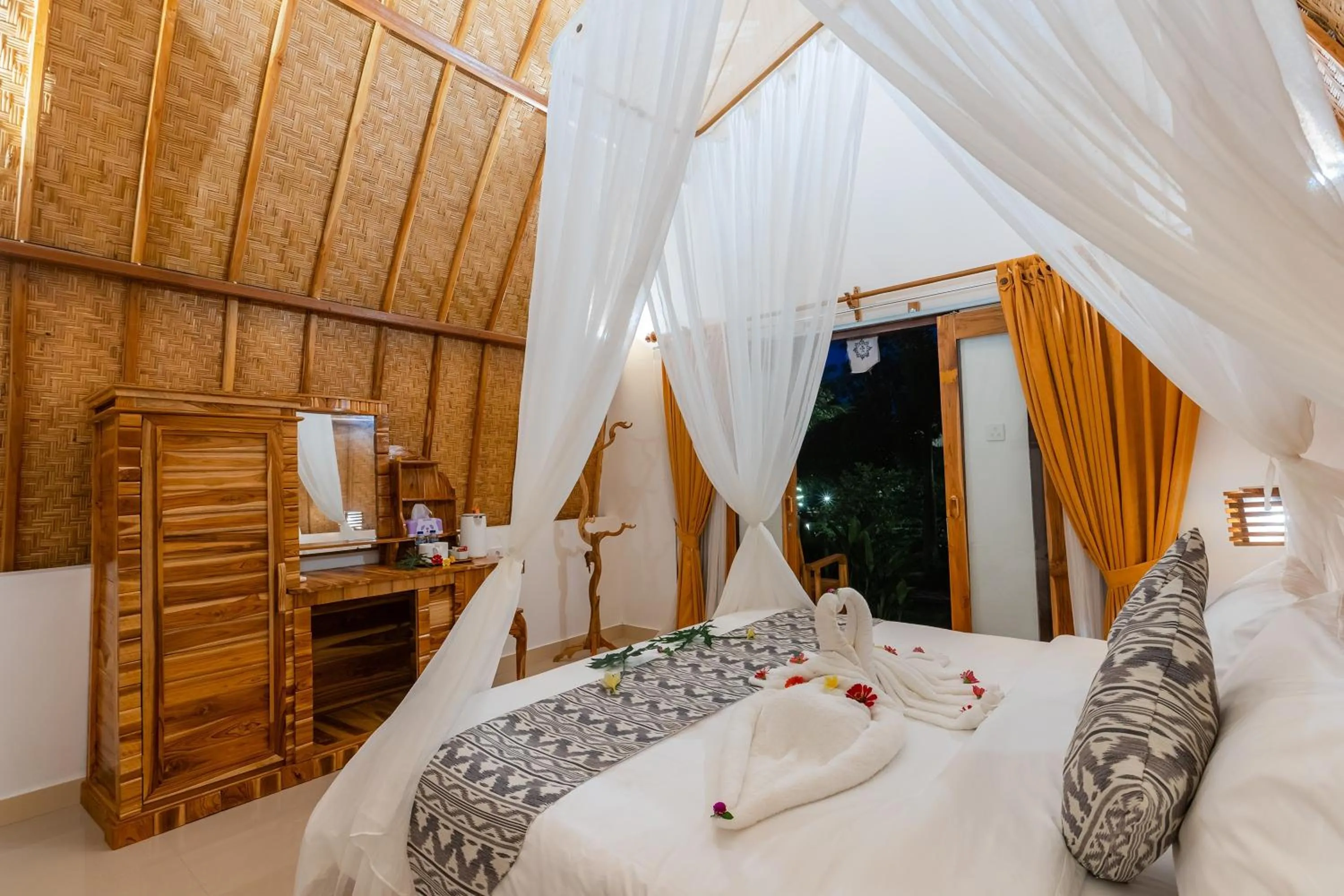 Bed in Penida Sunset Ocean View Bungalows