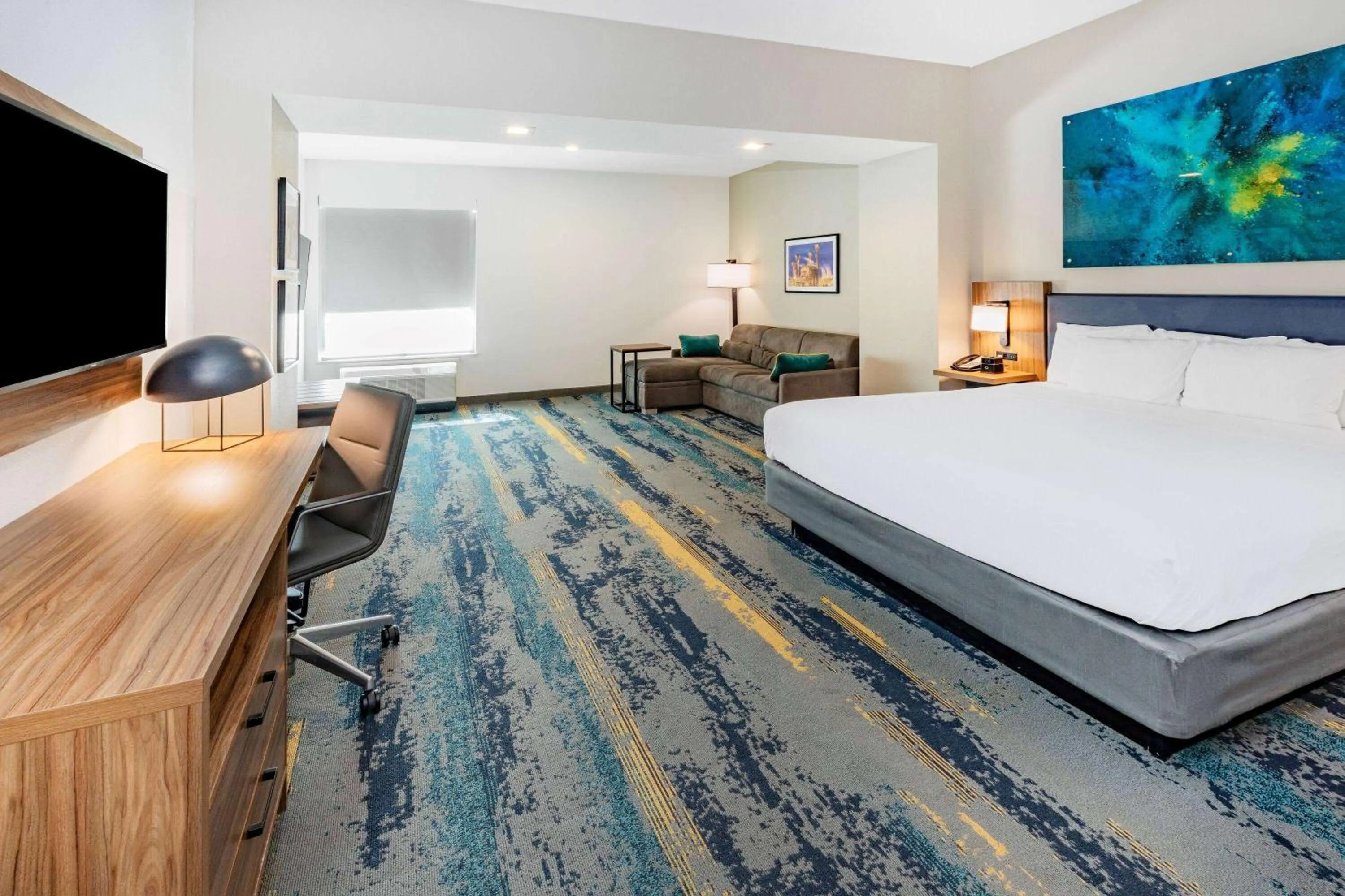 Bed in La Quinta Inn & Suites by Wyndham Texas City I 45