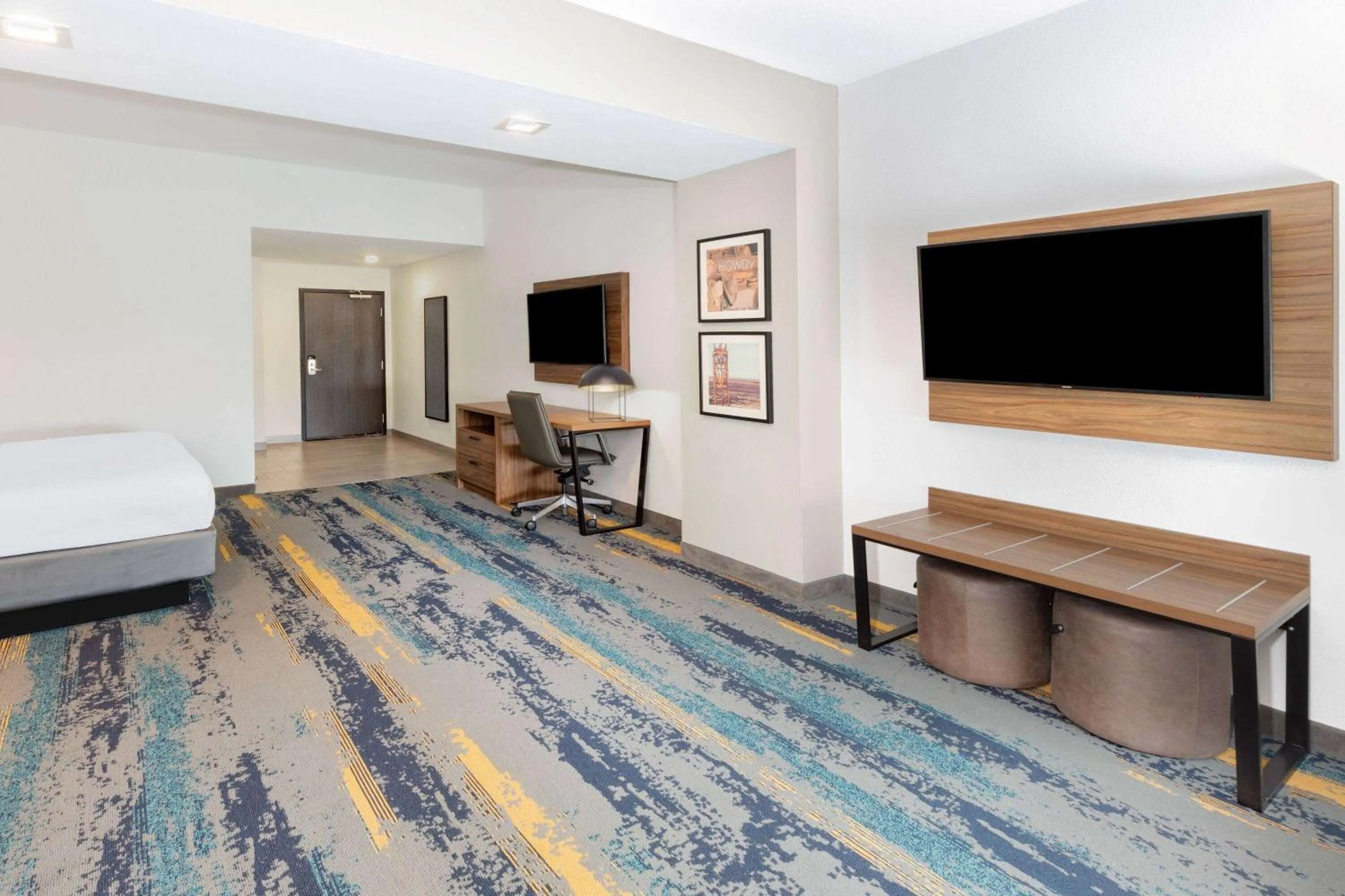 Bed in La Quinta Inn & Suites by Wyndham Texas City I 45