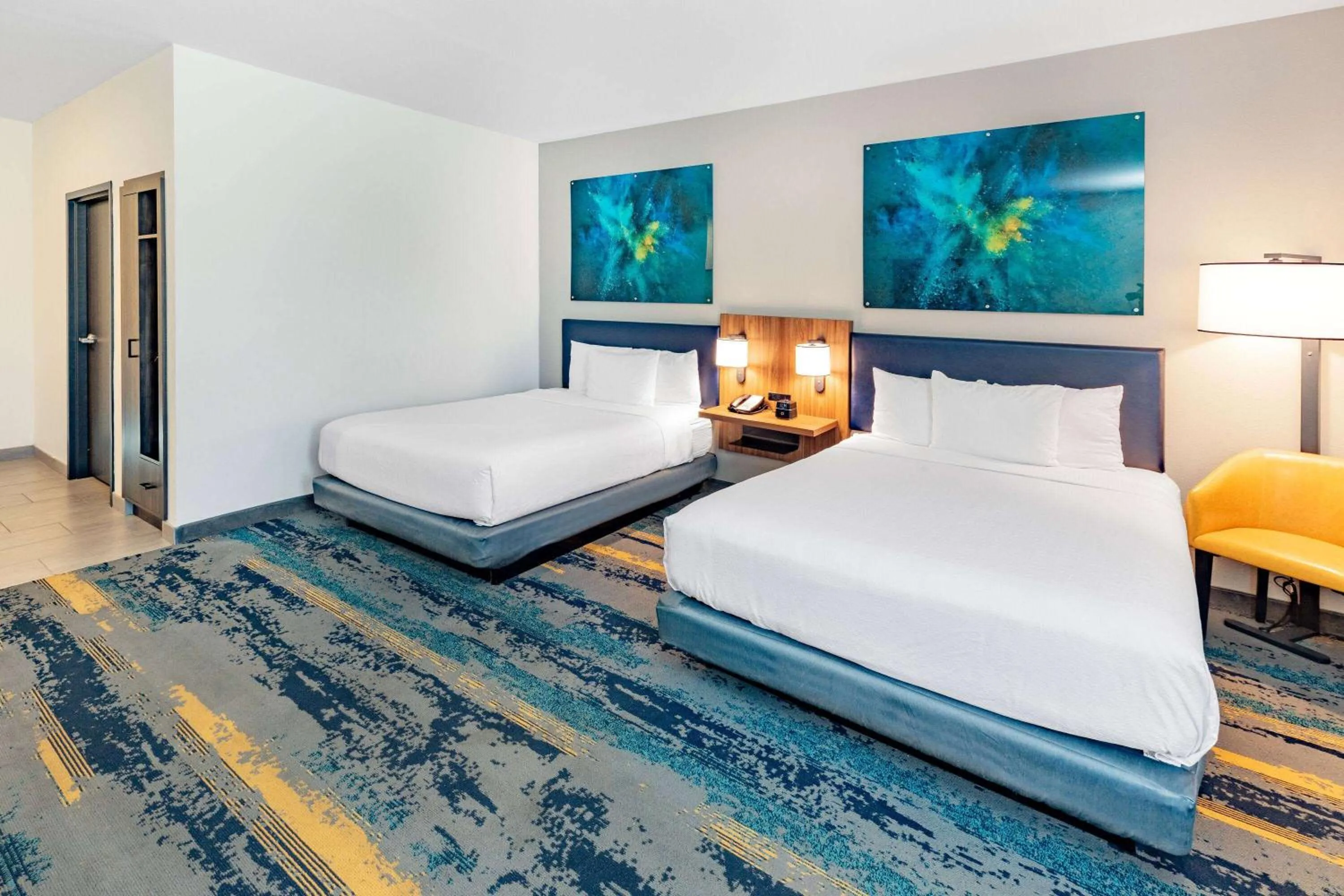 Bed in La Quinta Inn & Suites by Wyndham Texas City I 45