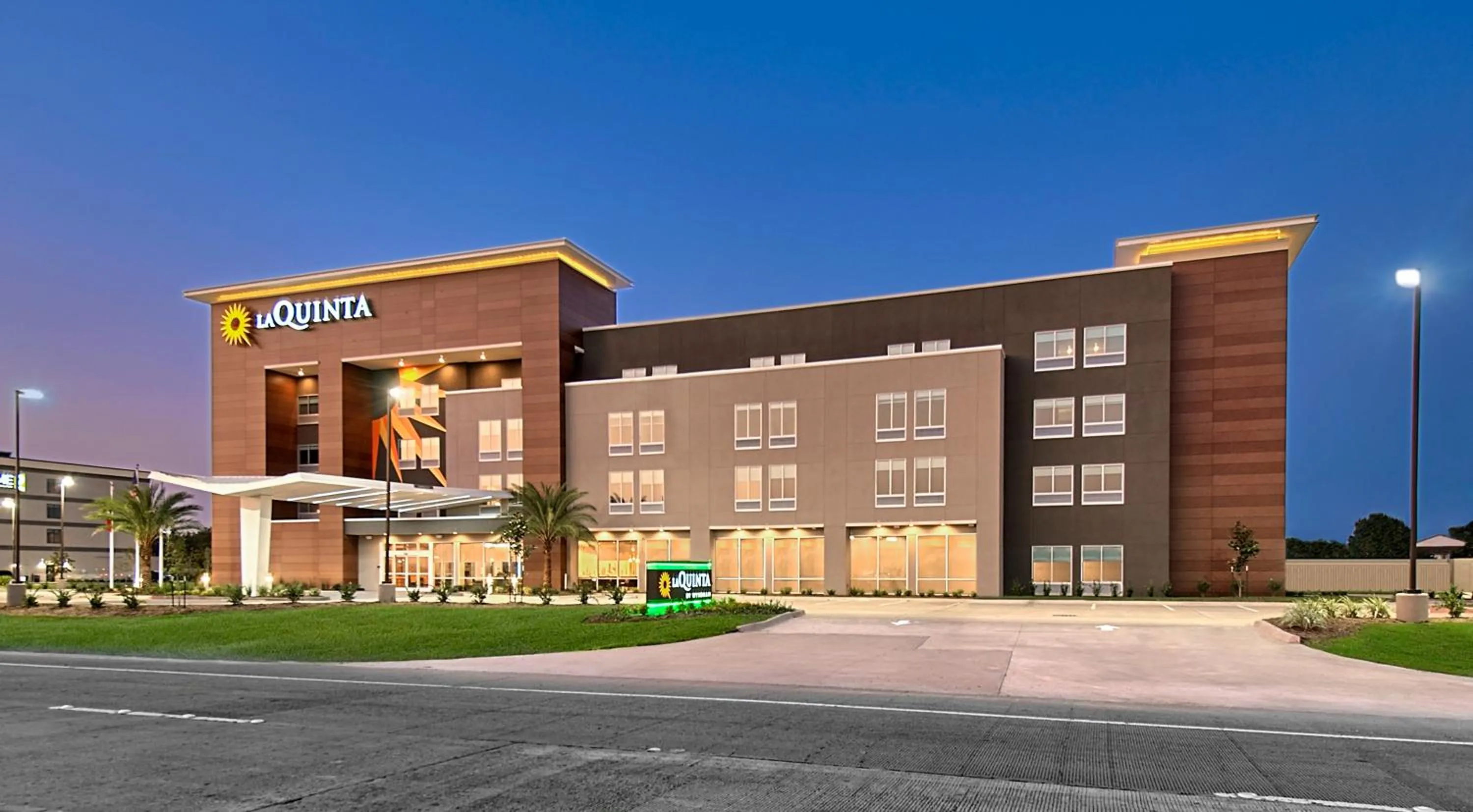 Property building in La Quinta Inn & Suites by Wyndham Texas City I 45
