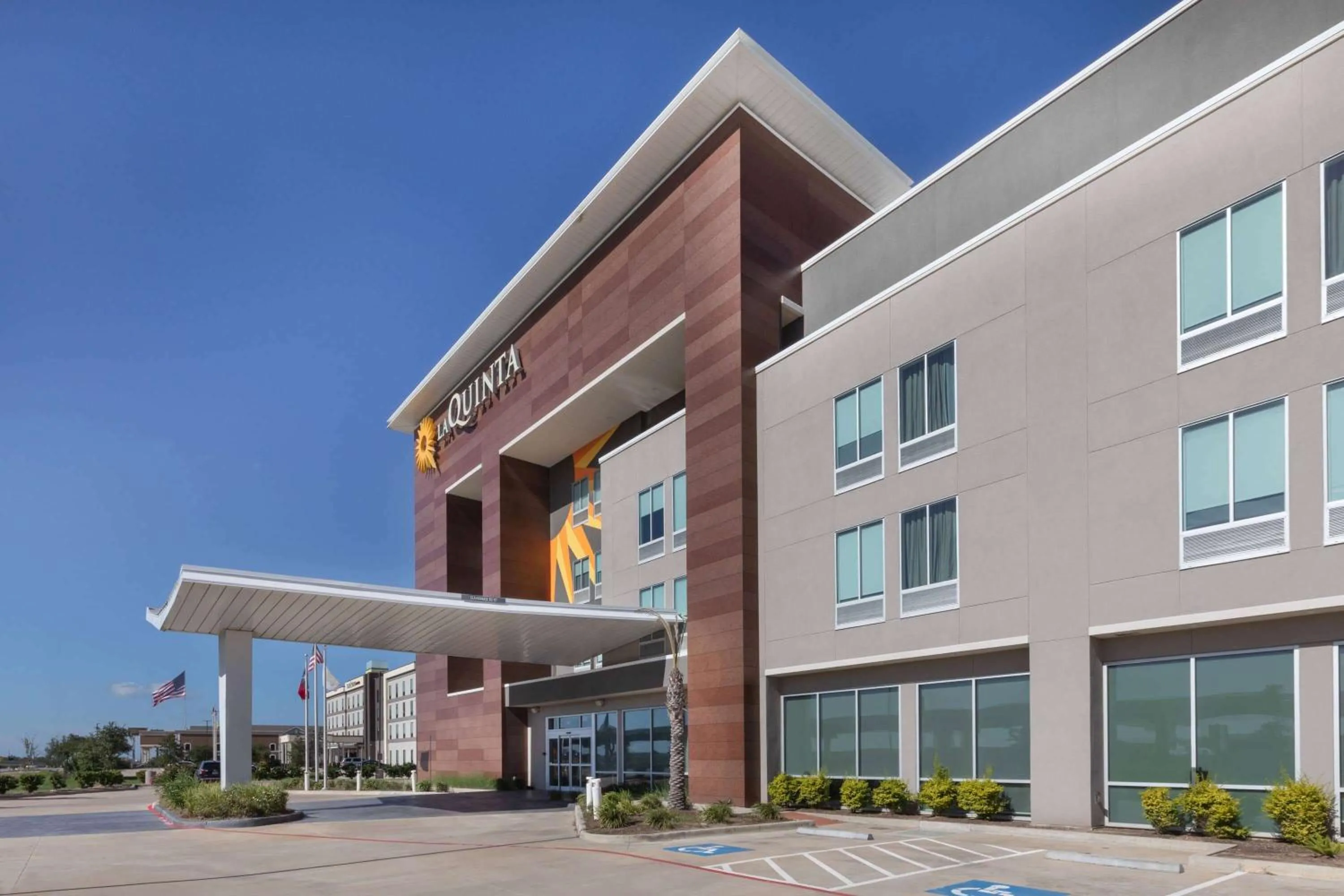Property building in La Quinta Inn & Suites by Wyndham Texas City I 45