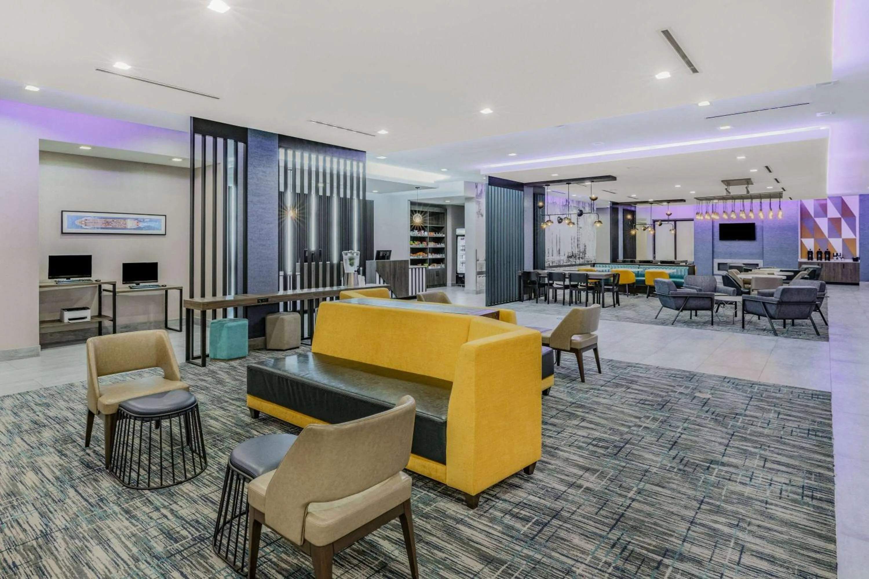 TV and multimedia in La Quinta Inn & Suites by Wyndham Texas City I 45