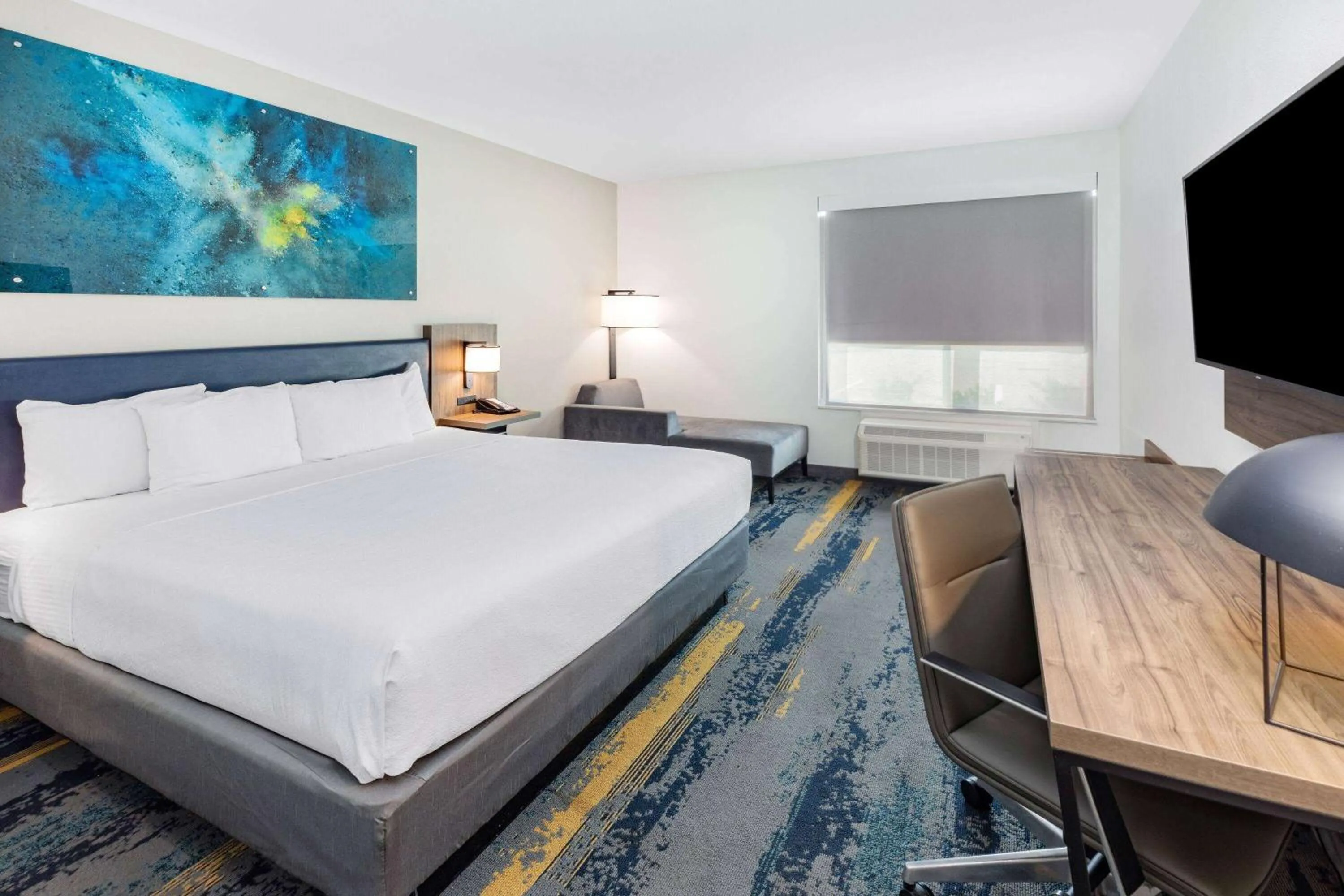 Bed in La Quinta Inn & Suites by Wyndham Texas City I 45