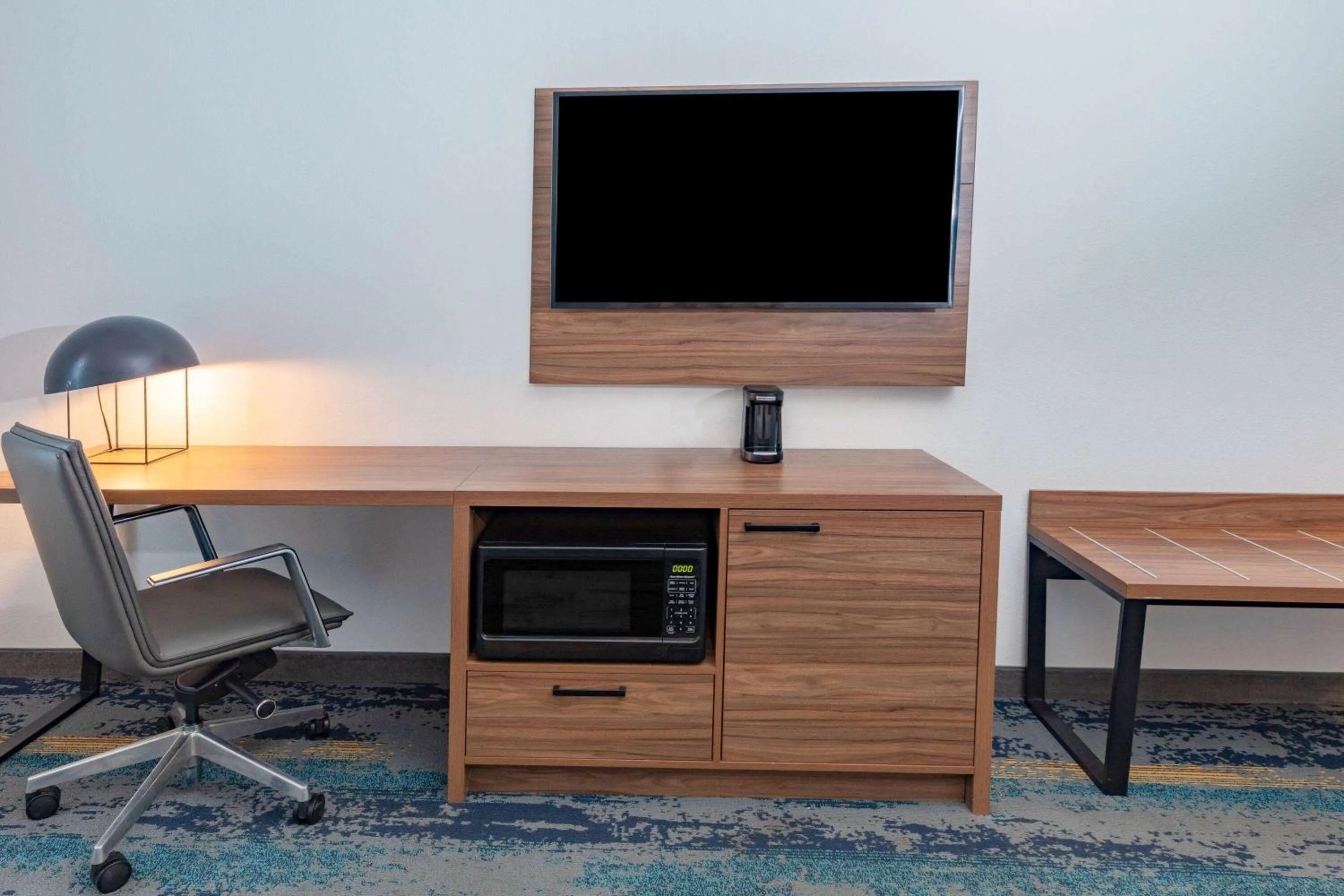 TV and multimedia in La Quinta Inn & Suites by Wyndham Texas City I 45