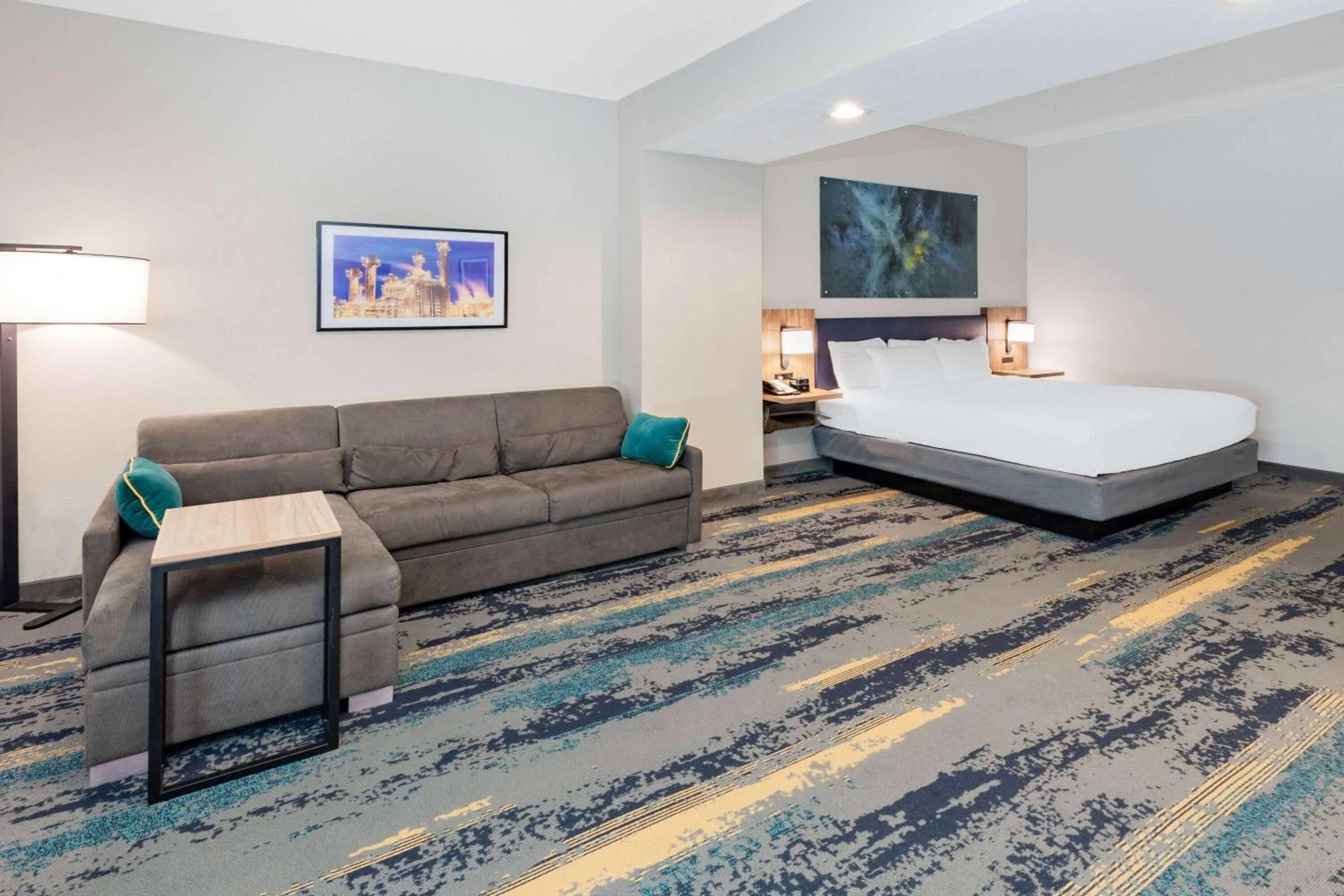 Bed in La Quinta Inn & Suites by Wyndham Texas City I 45