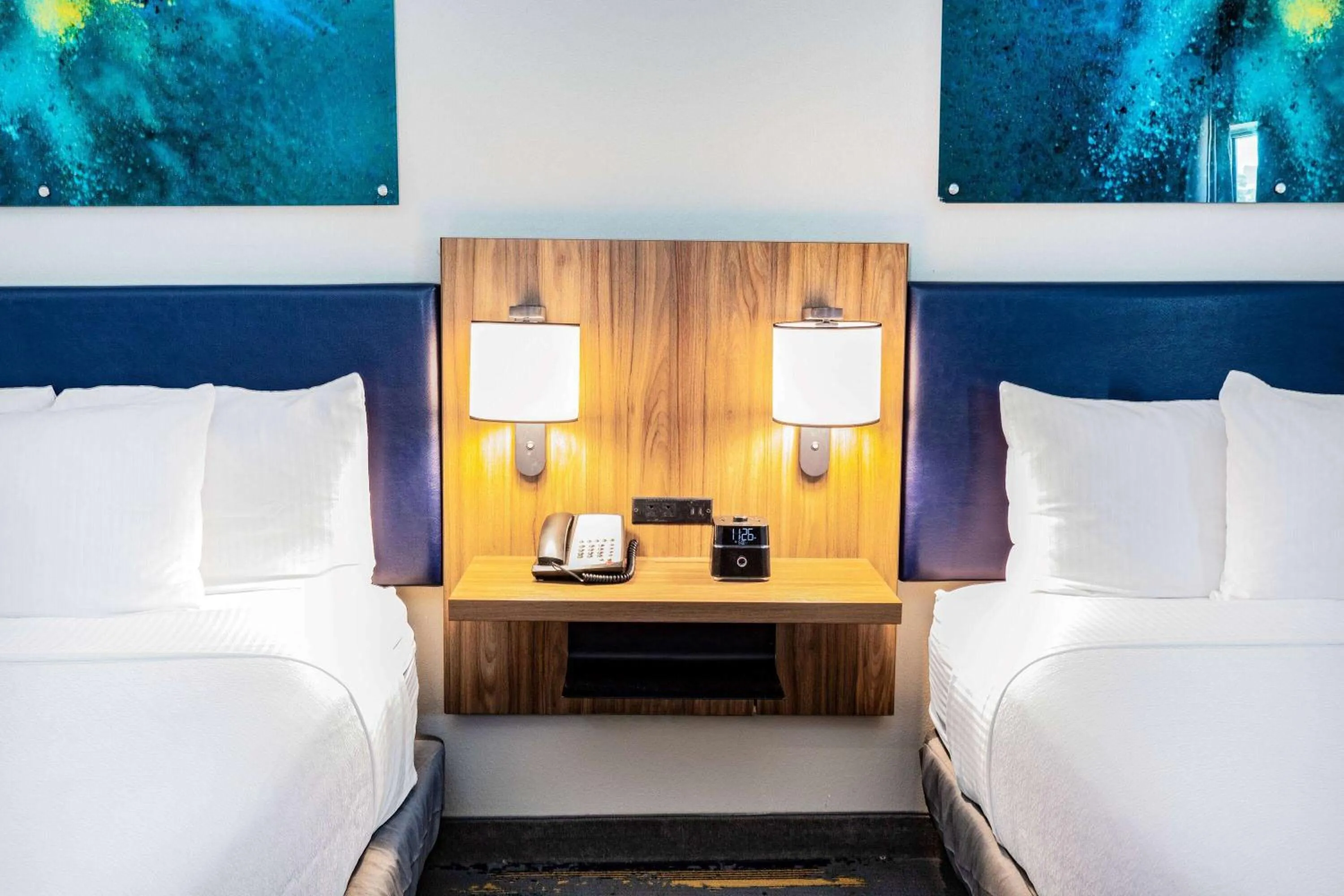 Bed in La Quinta Inn & Suites by Wyndham Texas City I 45