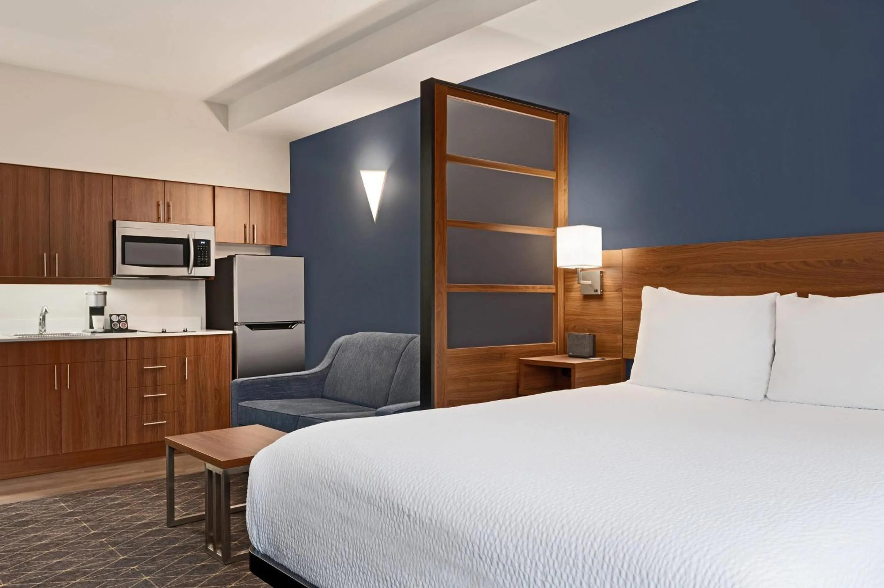 Bedroom, Bed in Park Inn by Radisson, Kelowna