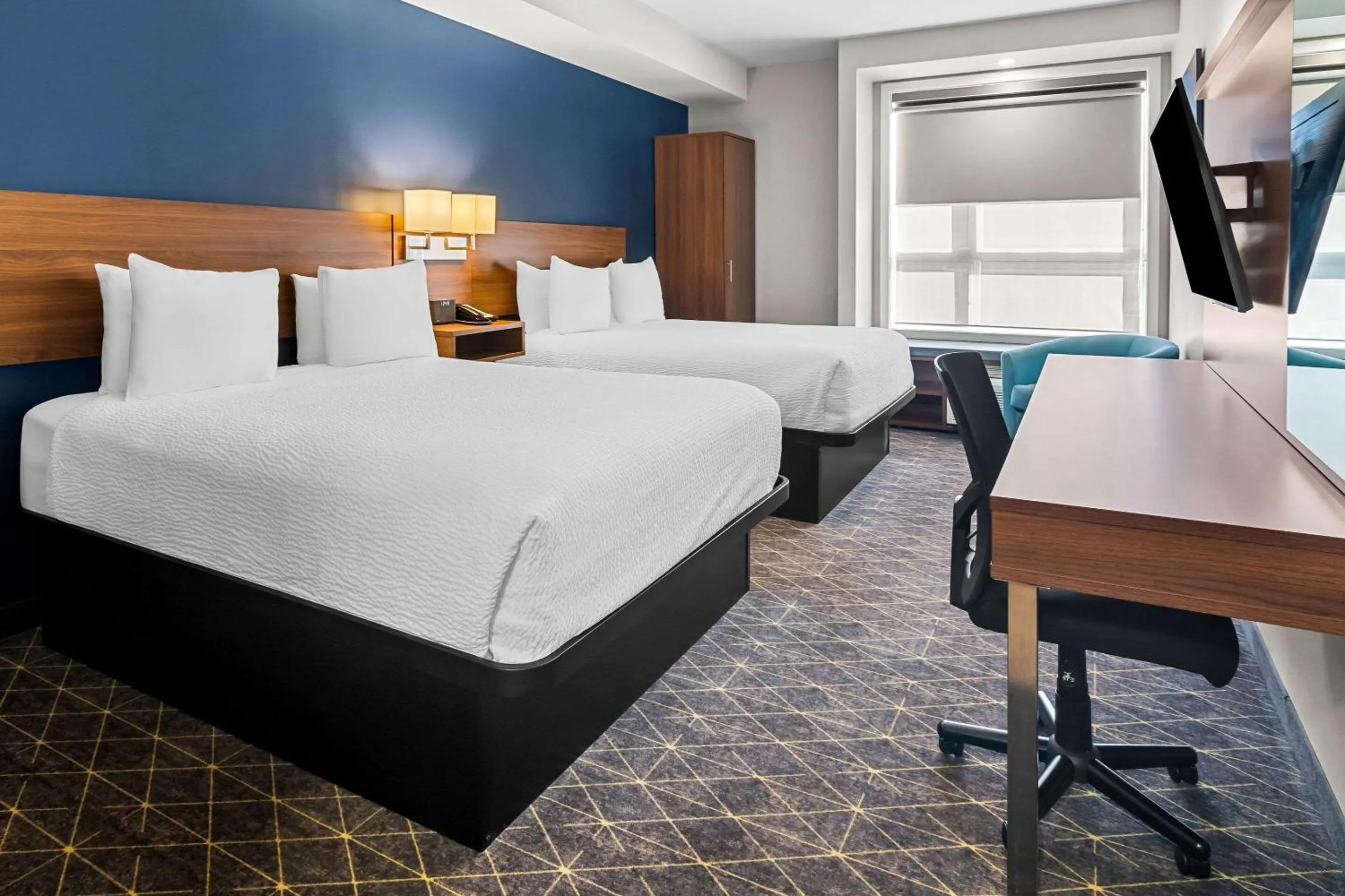 Bedroom, Bed in Park Inn by Radisson, Kelowna