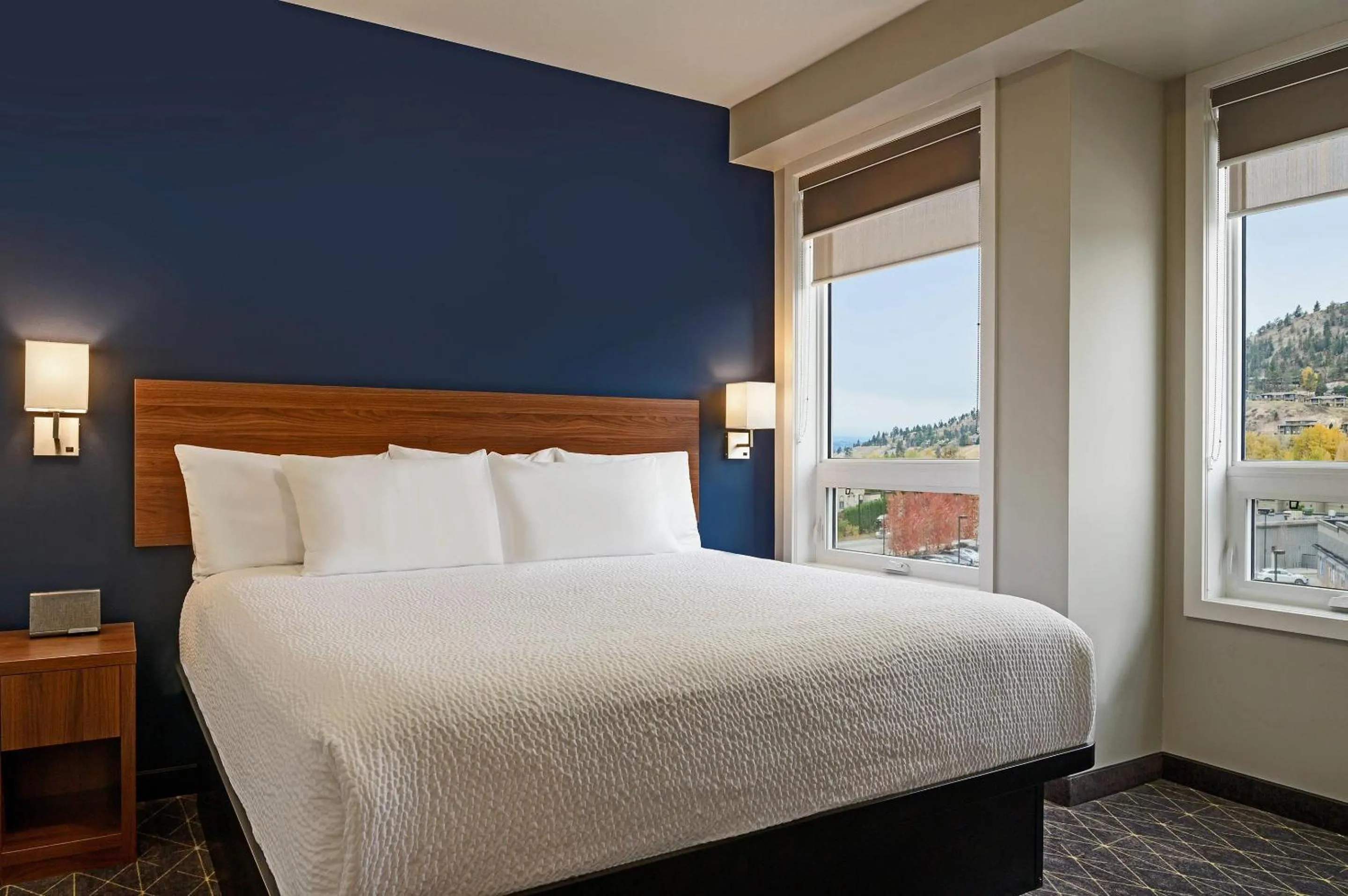 Bedroom, Bed in Park Inn by Radisson, Kelowna